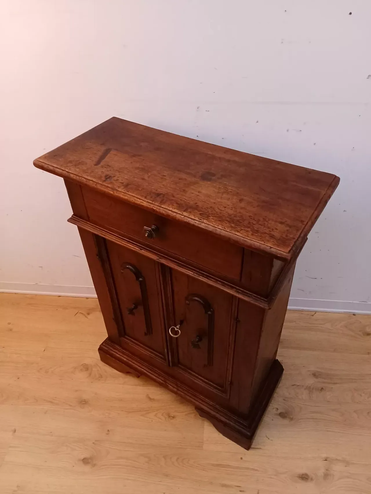 Solid walnut cabinet, early 18th century 10