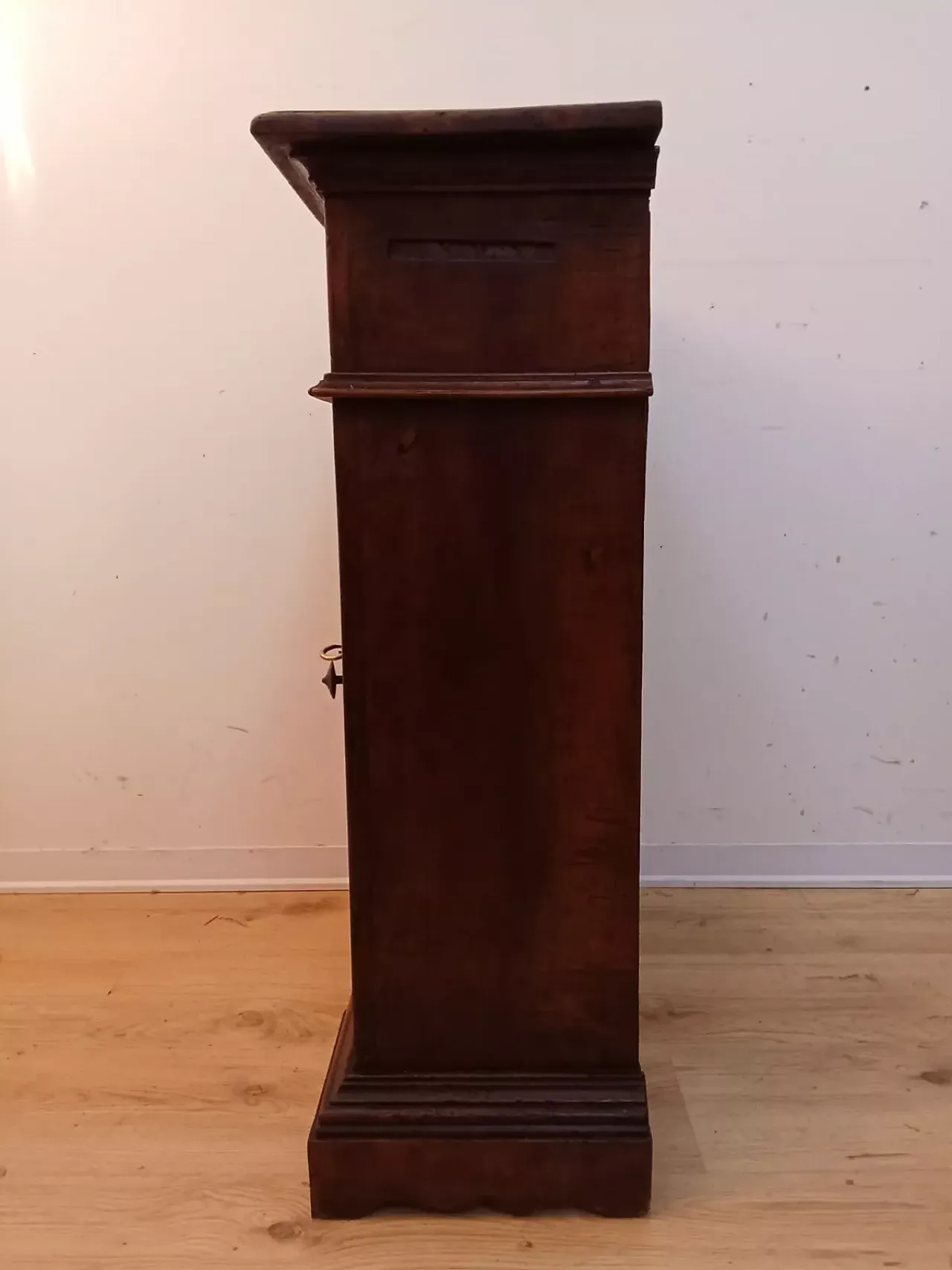 Solid walnut cabinet, early 18th century 13