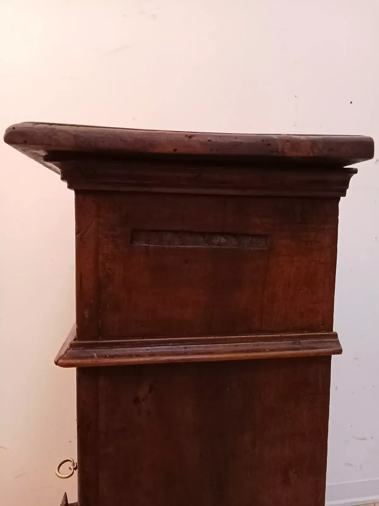 Solid walnut cabinet, early 18th century 14