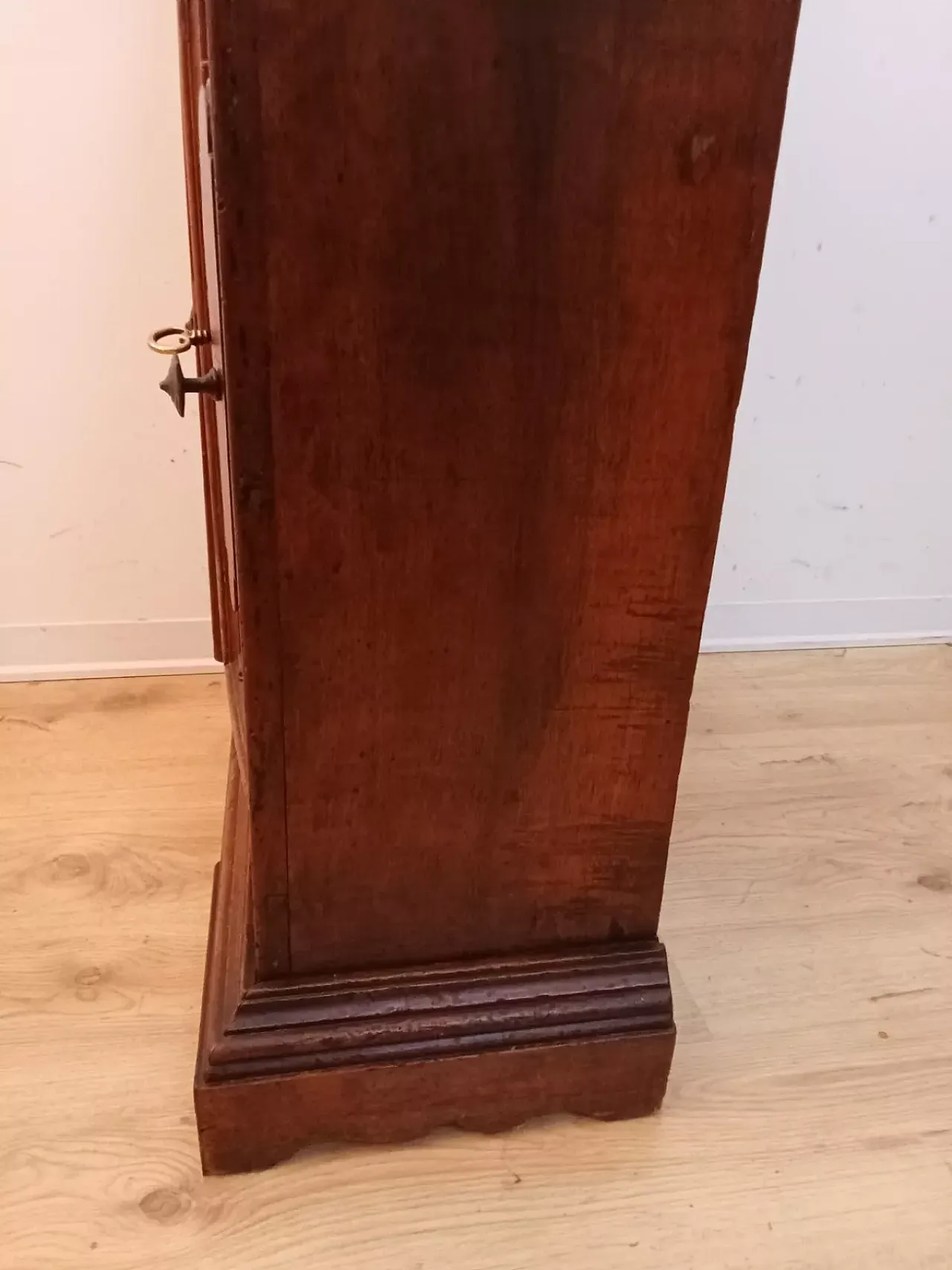 Solid walnut cabinet, early 18th century 15