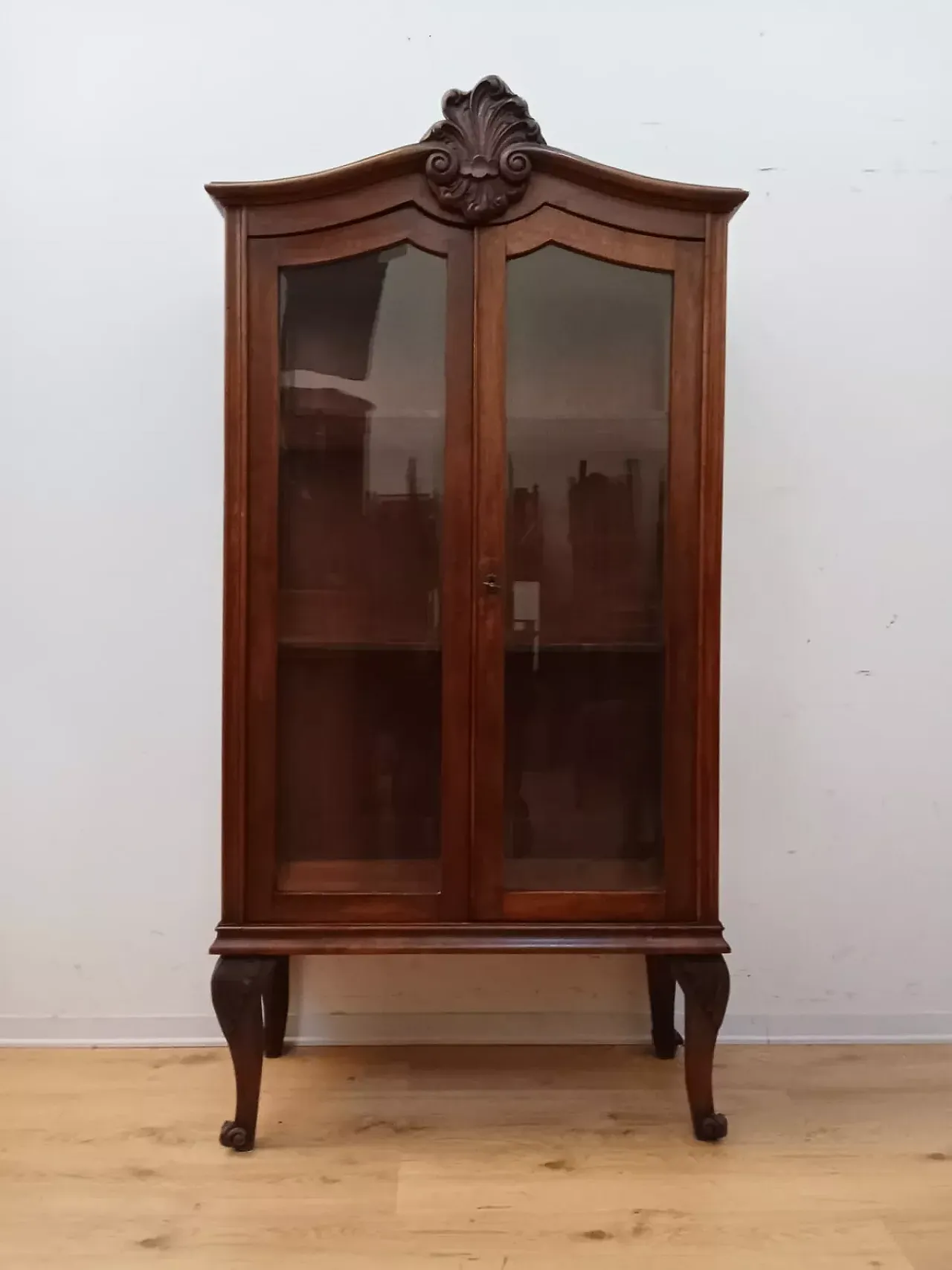 Vetrina in noce con vetri bisellati, primo '900 2