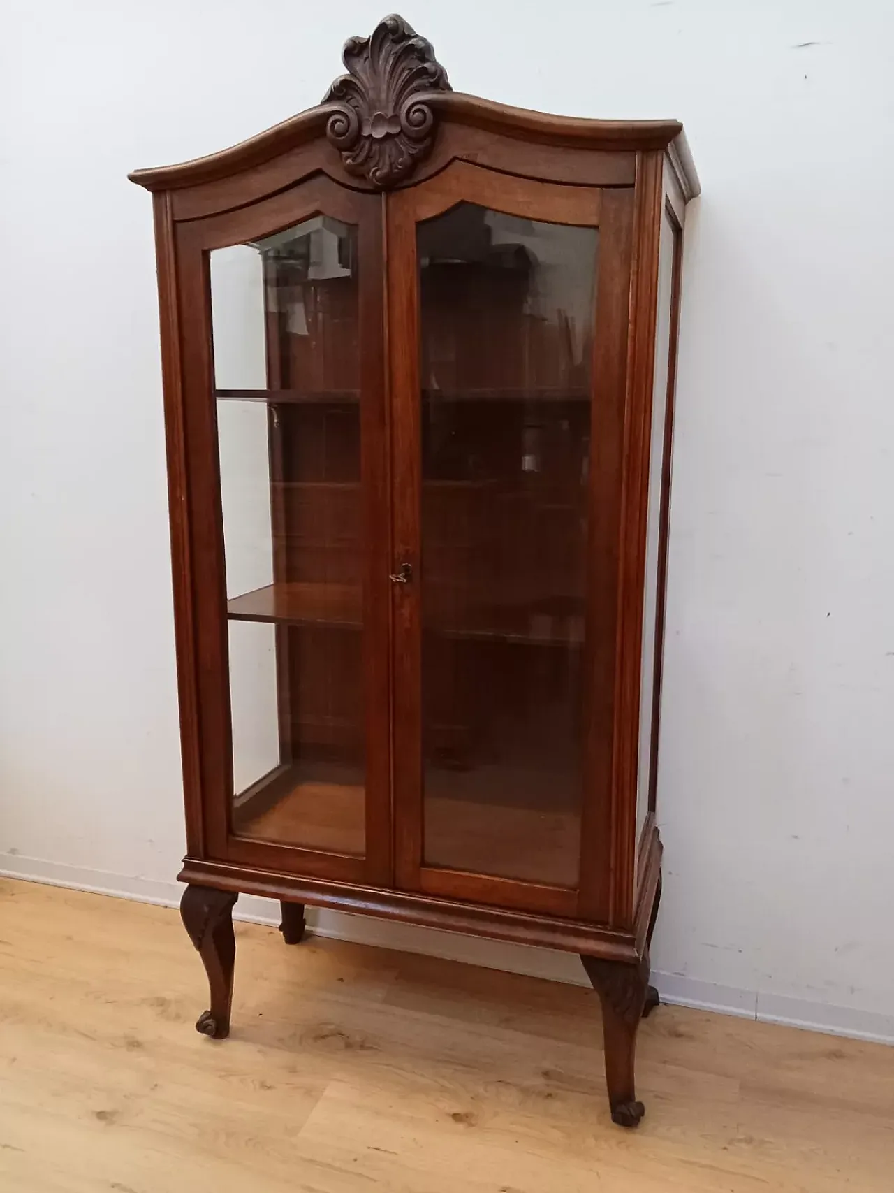 Vetrina in noce con vetri bisellati, primo '900 3