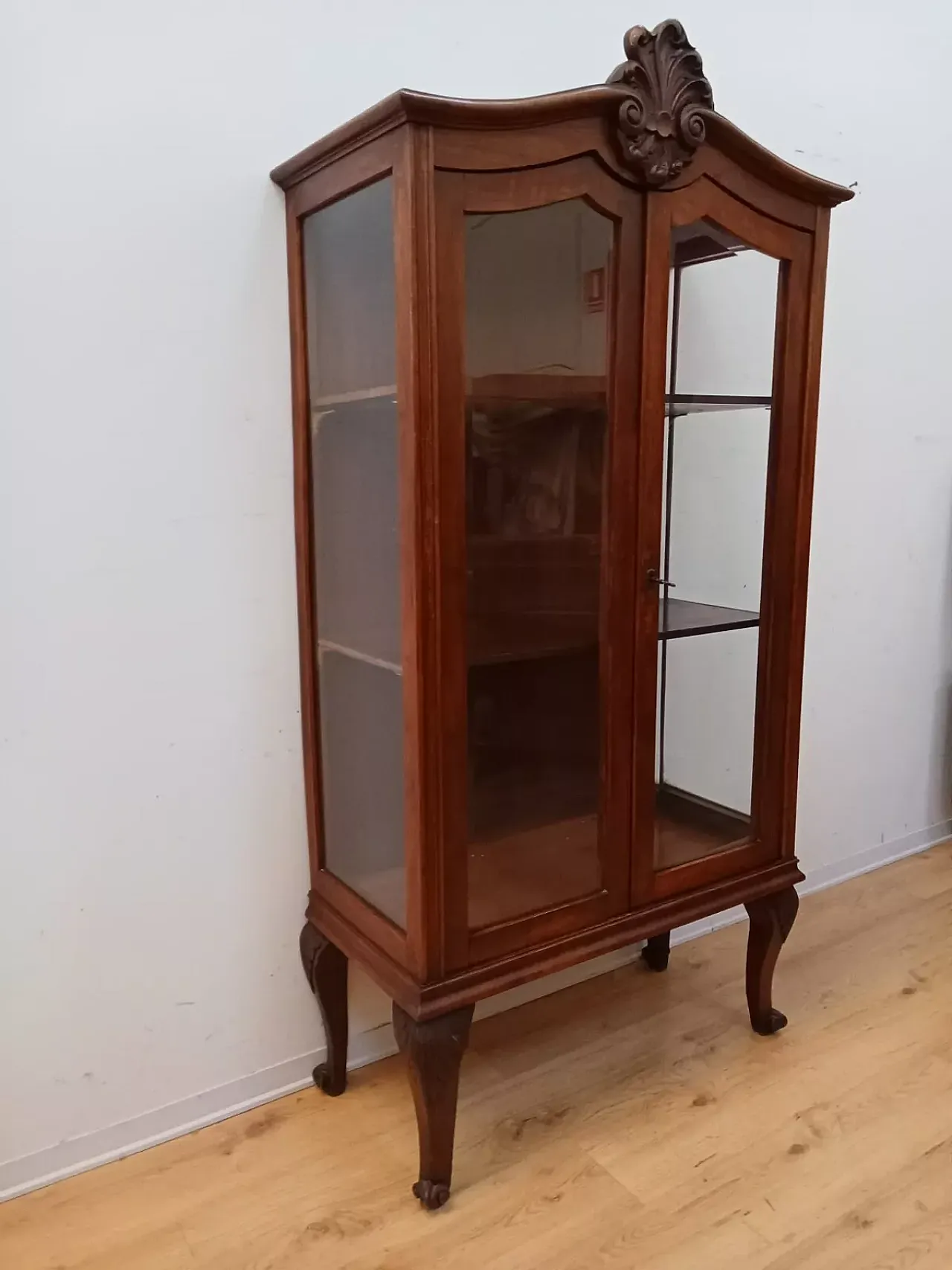 Vetrina in noce con vetri bisellati, primo '900 4