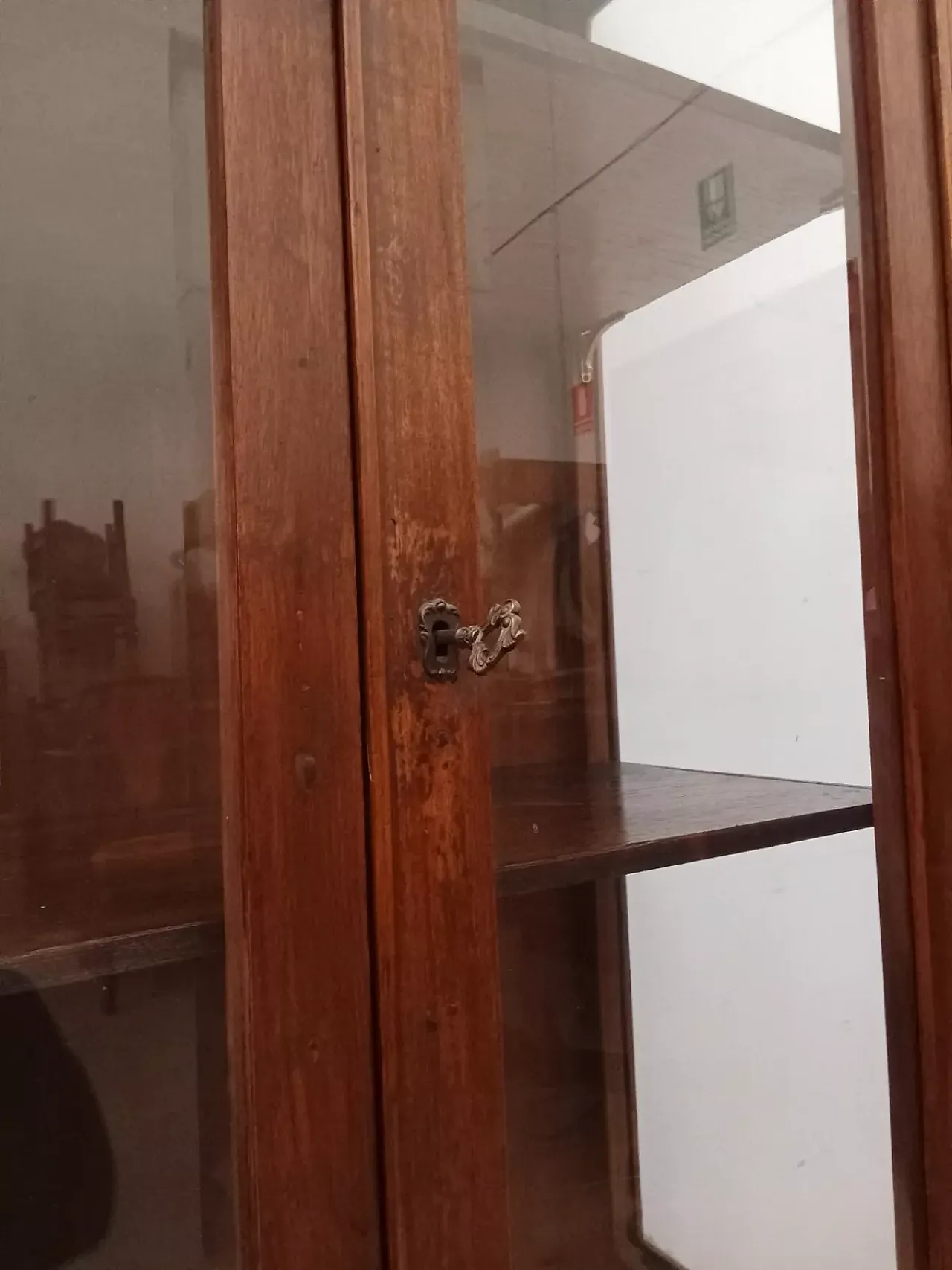 Vetrina in noce con vetri bisellati, primo '900 7