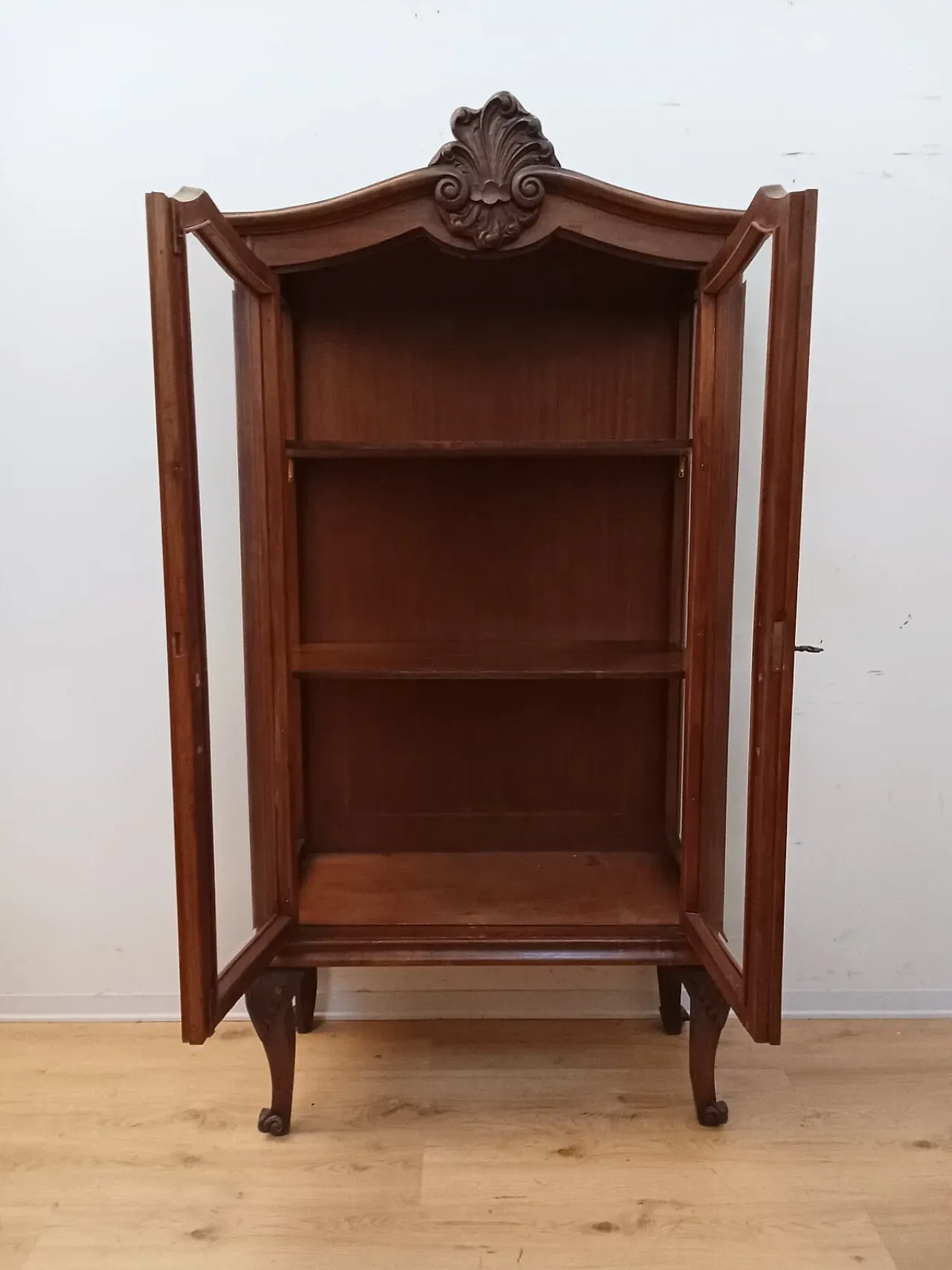 Vetrina in noce con vetri bisellati, primo '900 11