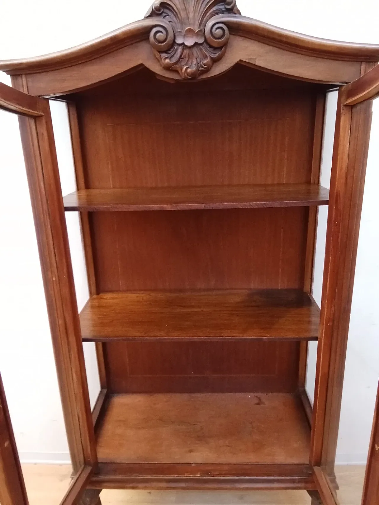 Vetrina in noce con vetri bisellati, primo '900 12