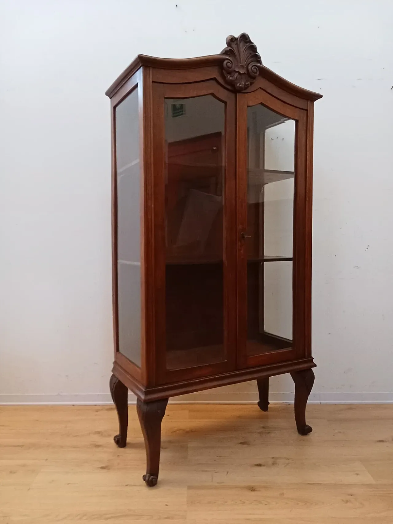 Vetrina in noce con vetri bisellati, primo '900 13