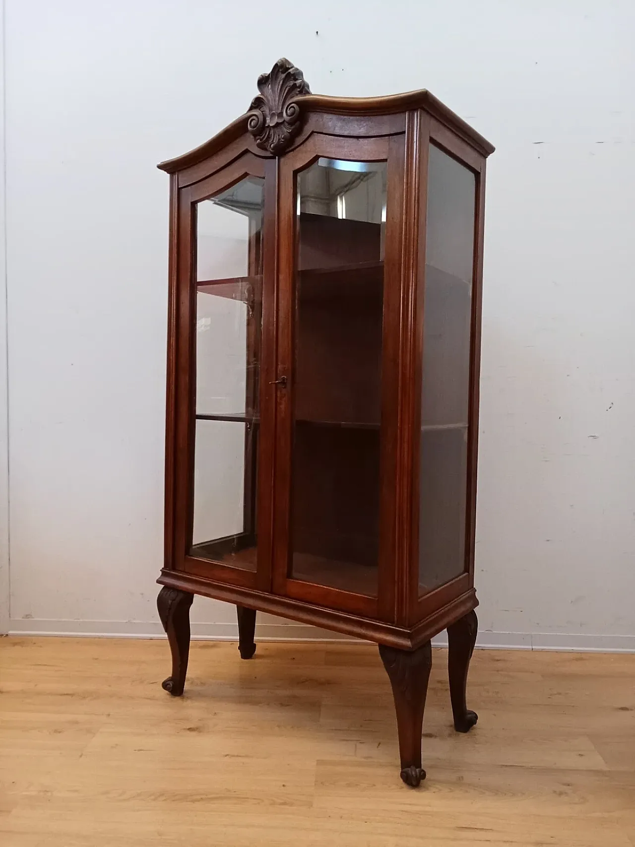 Vetrina in noce con vetri bisellati, primo '900 14