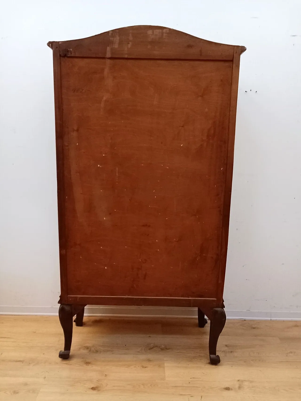 Vetrina in noce con vetri bisellati, primo '900 16