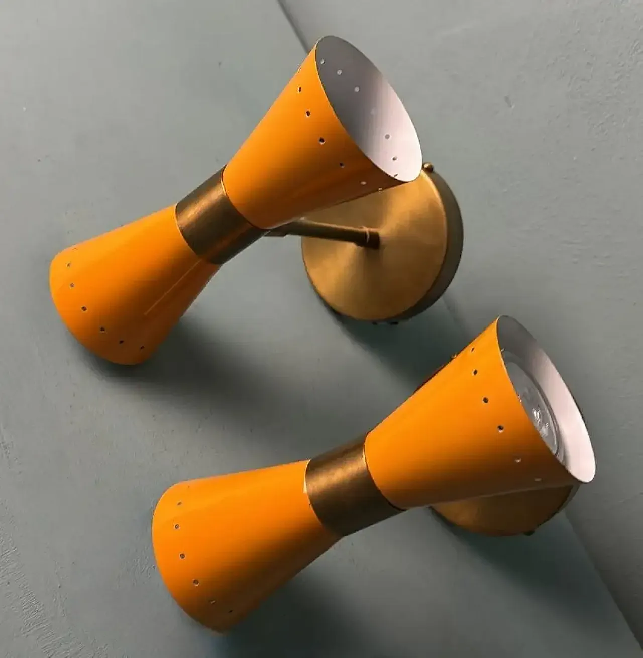 Coppia di appliques in metallo laccato e ottone, anni 2000 5