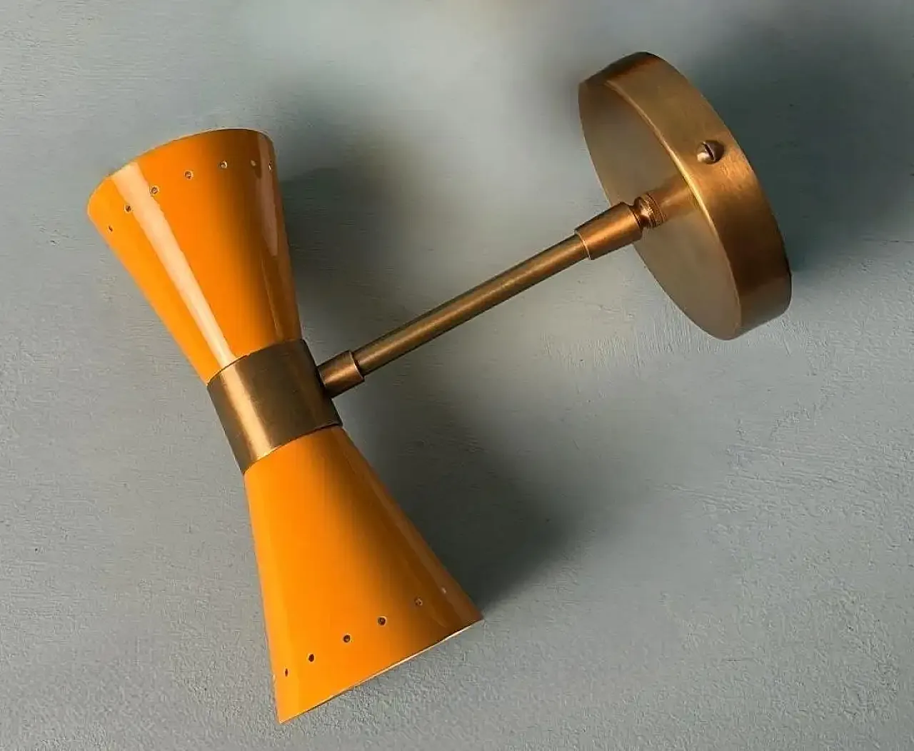 Coppia di appliques in metallo laccato e ottone, anni 2000 9