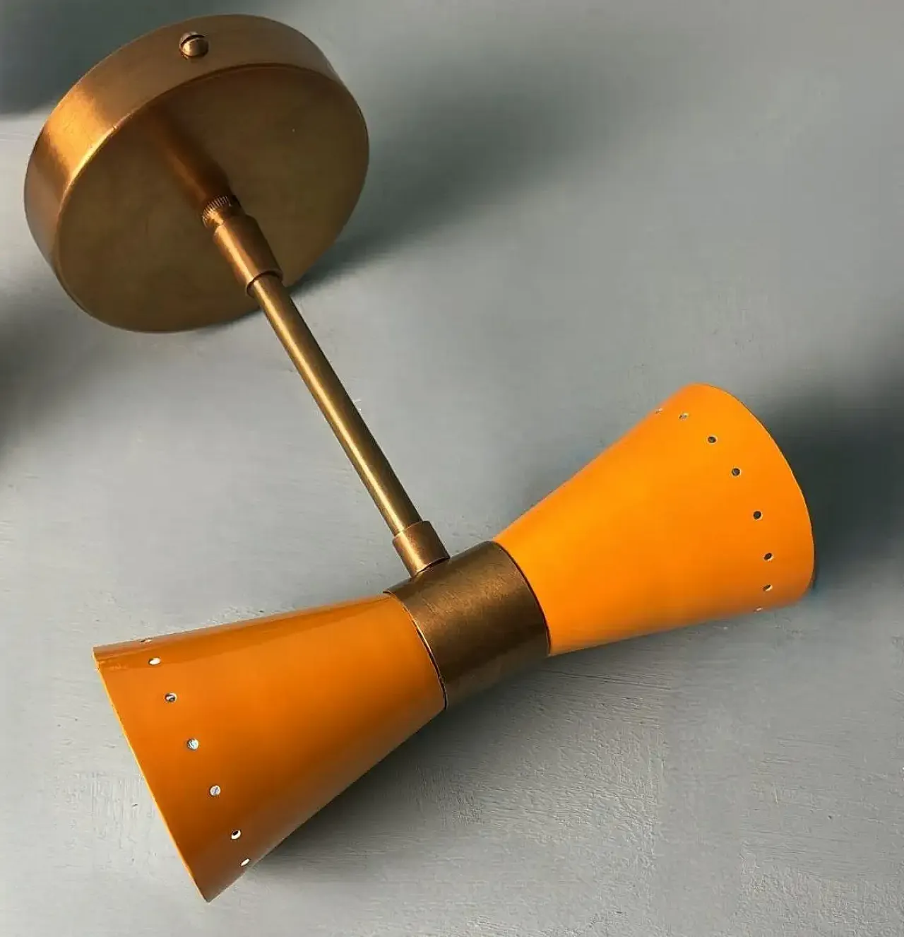 Coppia di appliques in metallo laccato e ottone, anni 2000 10