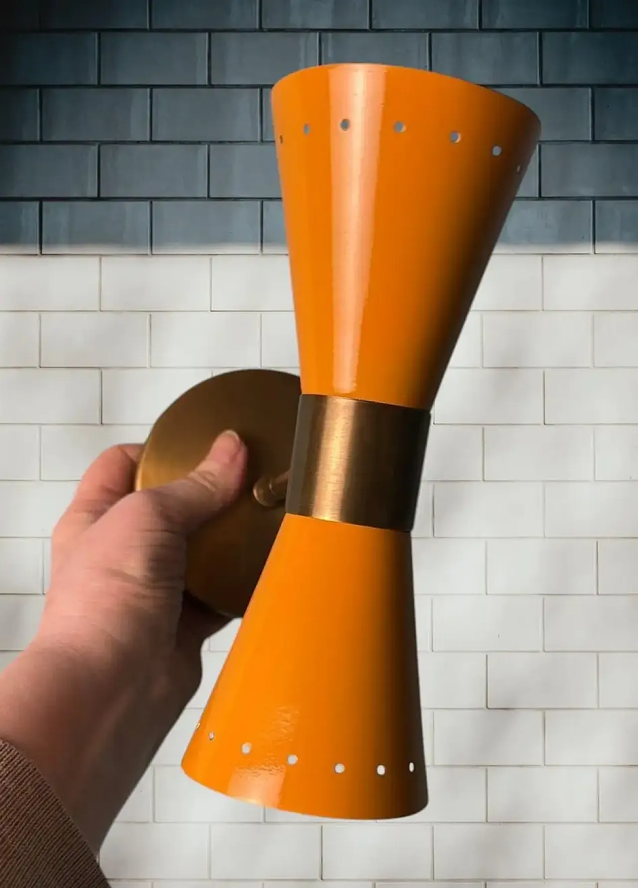 Coppia di appliques in metallo laccato e ottone, anni 2000 17