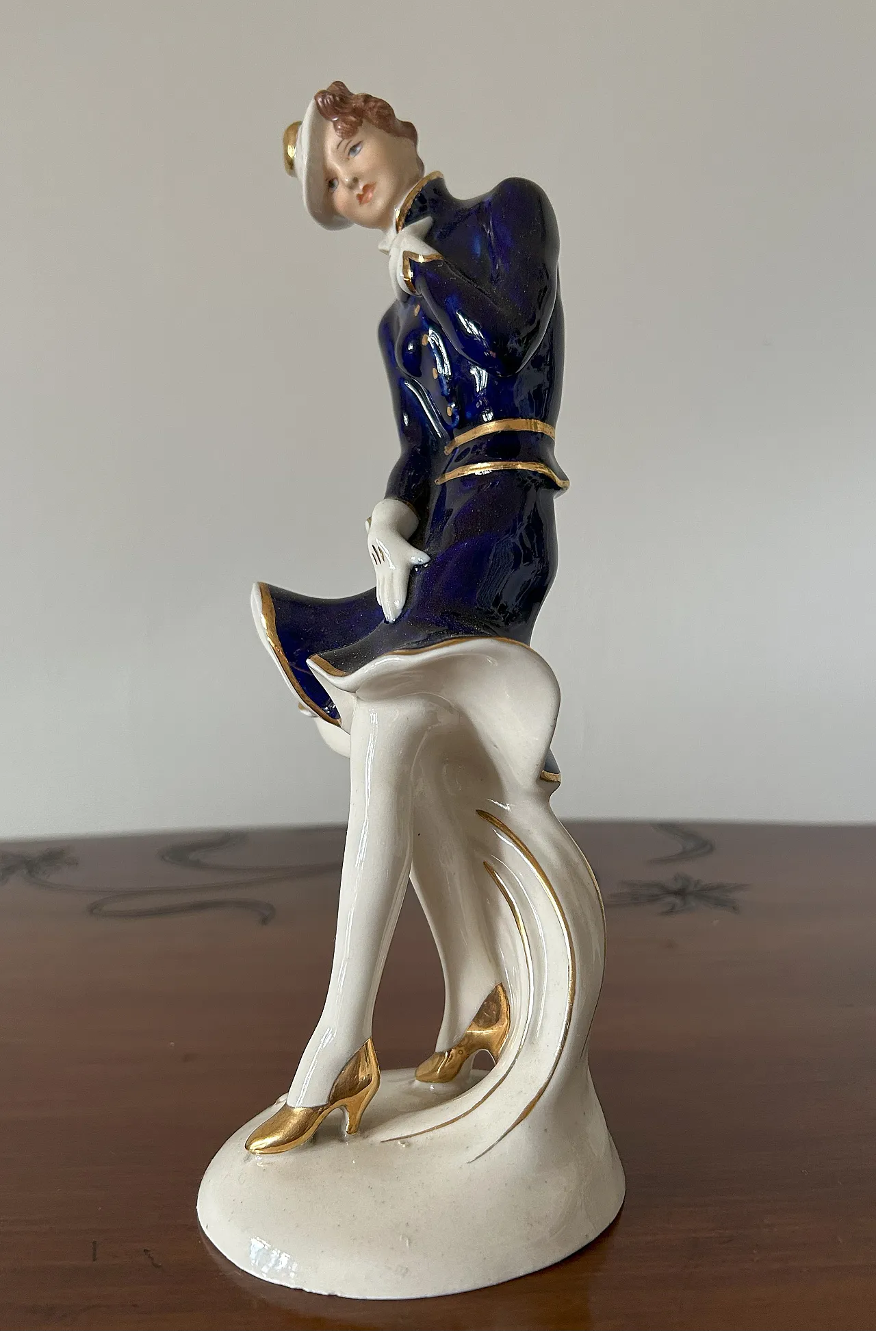 Artisan Statuina Decò depicting female figure by Royal Dux, 30s 1