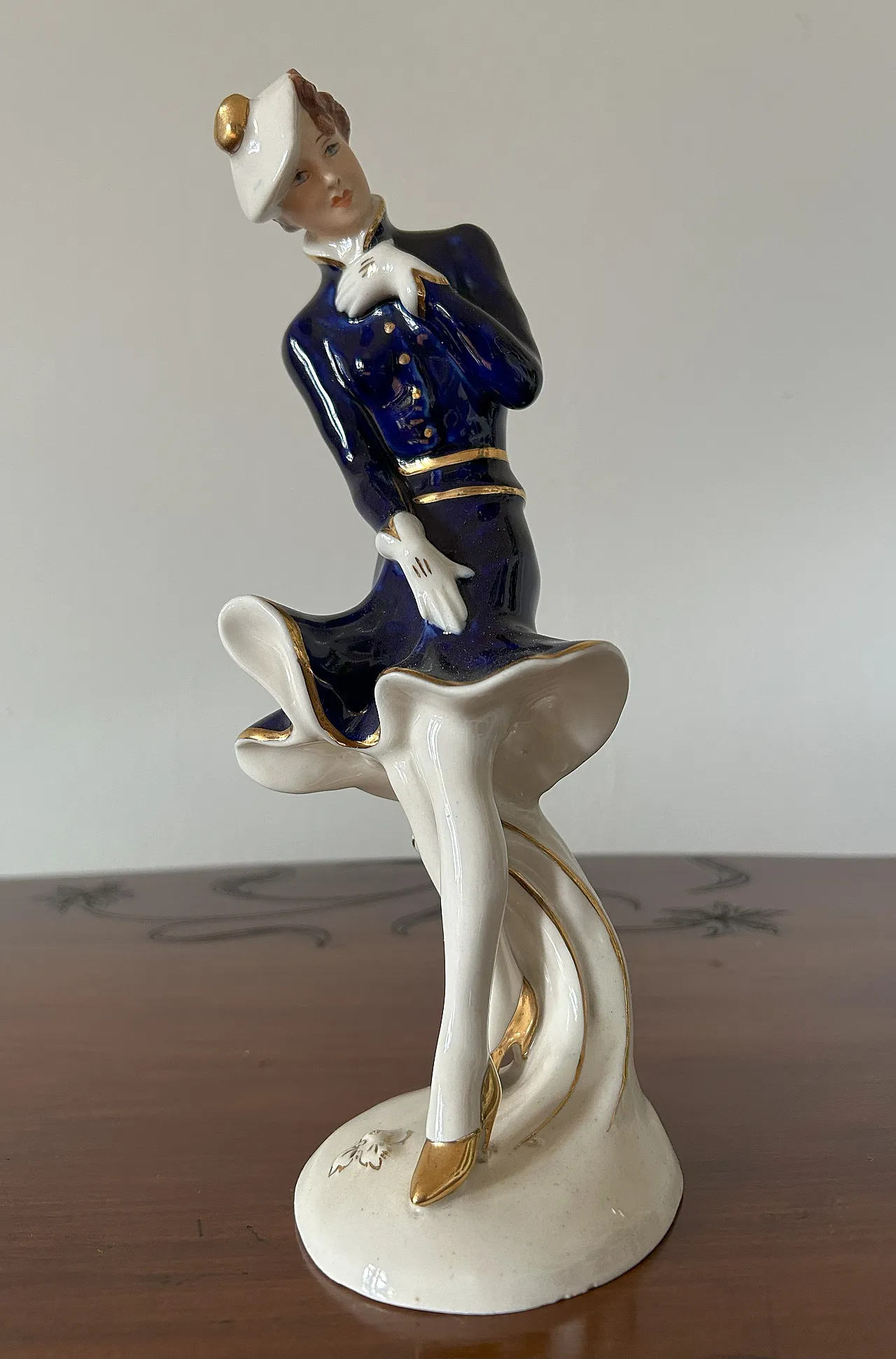 Artisan Statuina Decò depicting female figure by Royal Dux, 30s 2