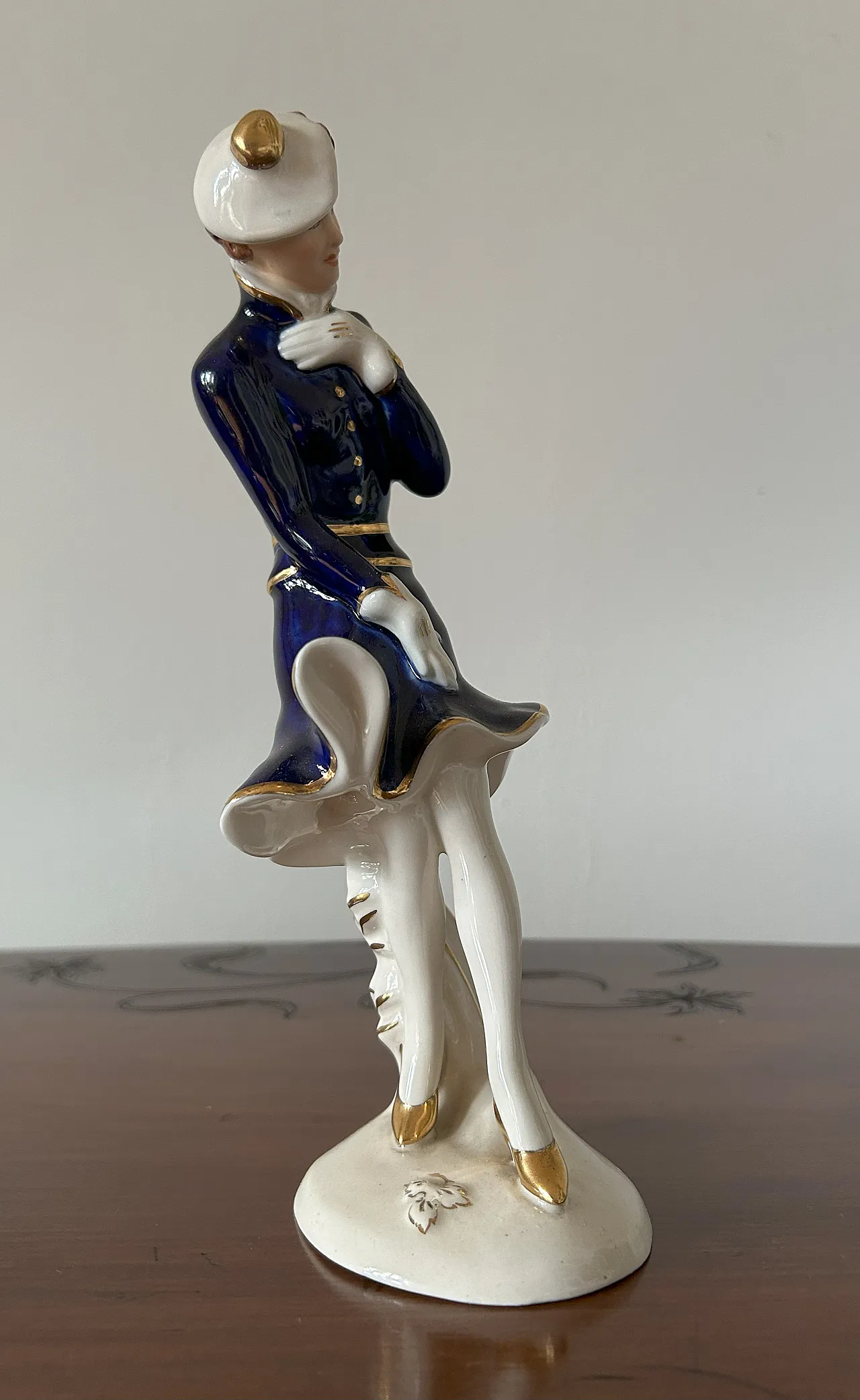 Artisan Statuina Decò depicting female figure by Royal Dux, 30s 3