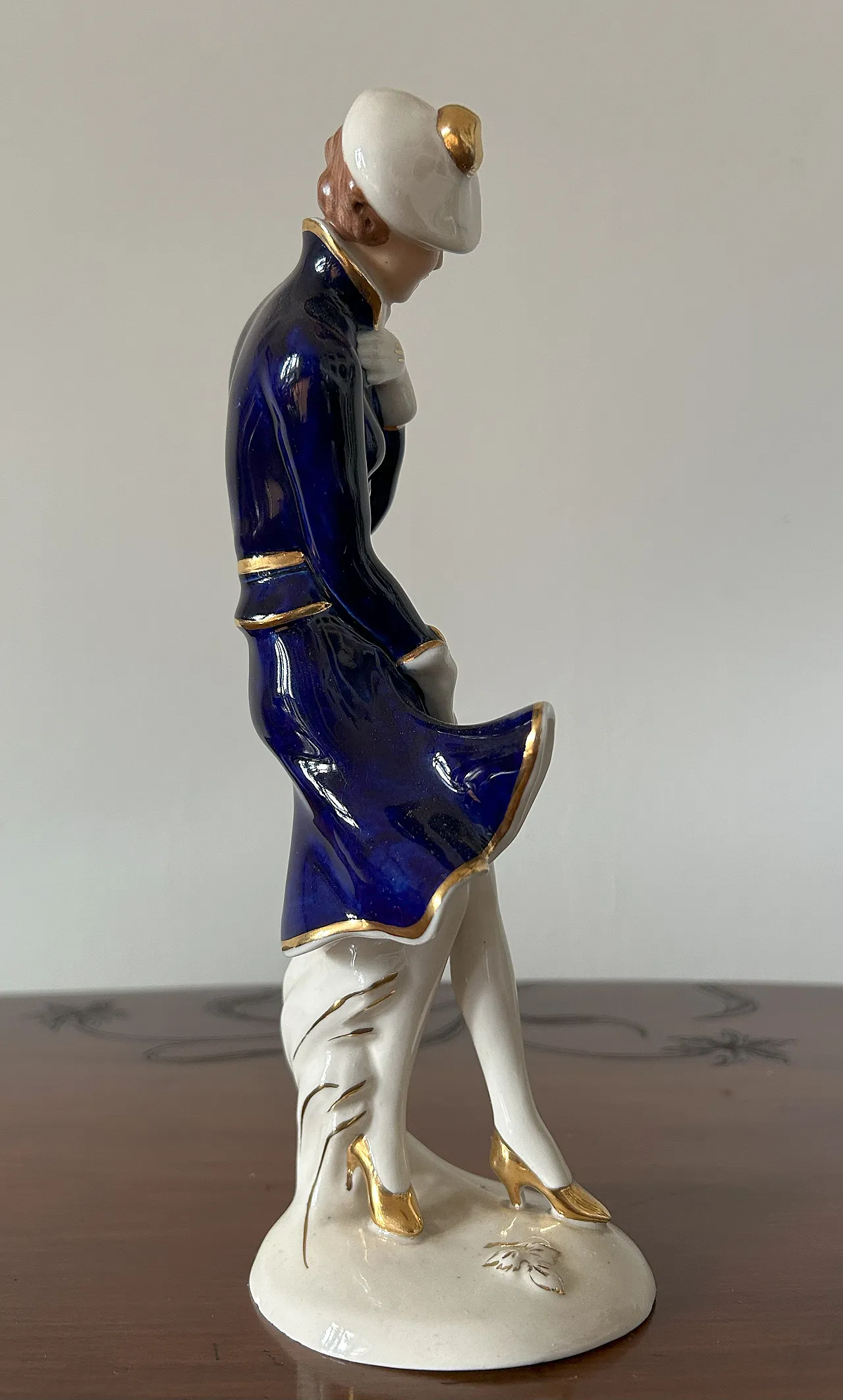 Artisan Statuina Decò depicting female figure by Royal Dux, 30s 4