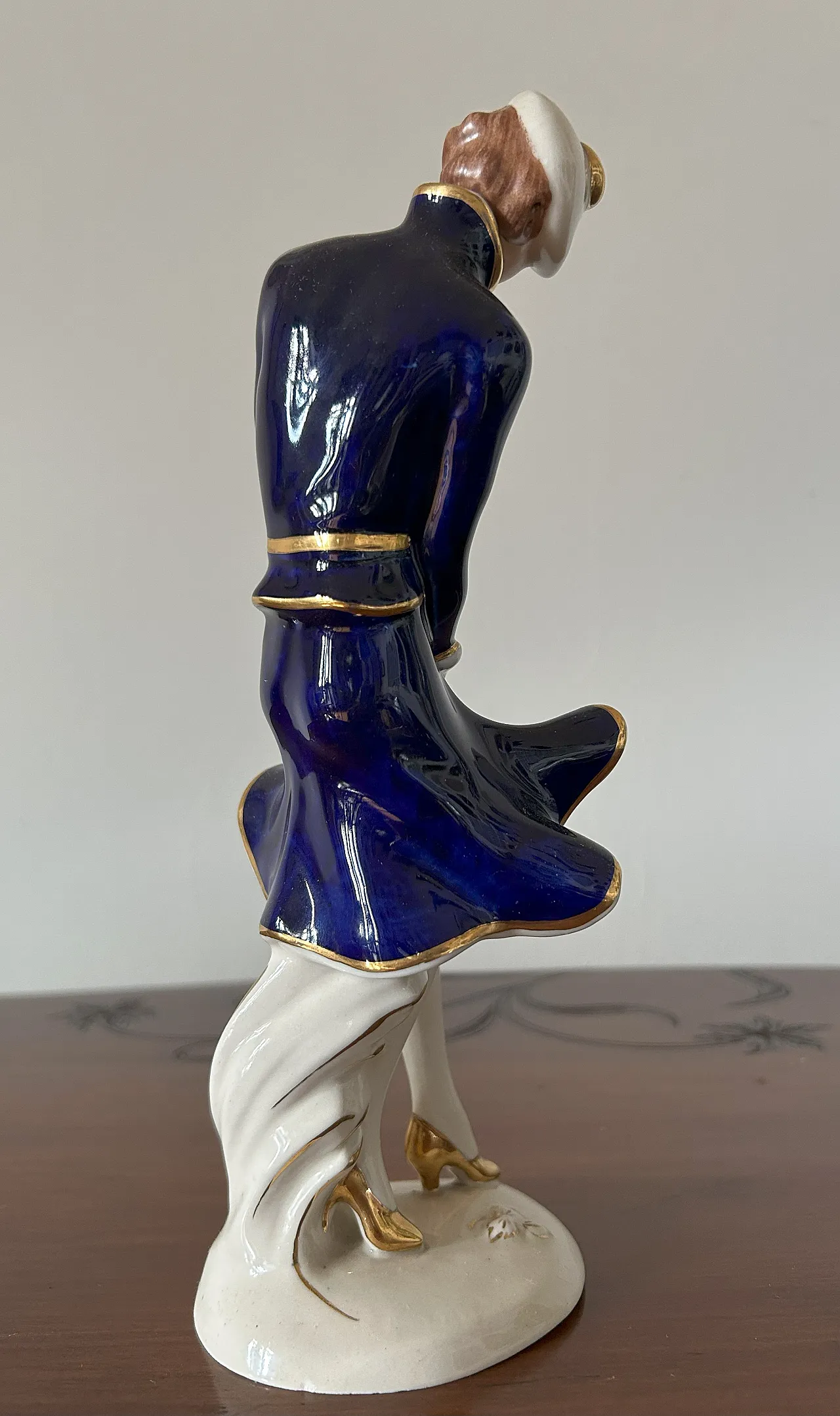 Artisan Statuina Decò depicting female figure by Royal Dux, 30s 5