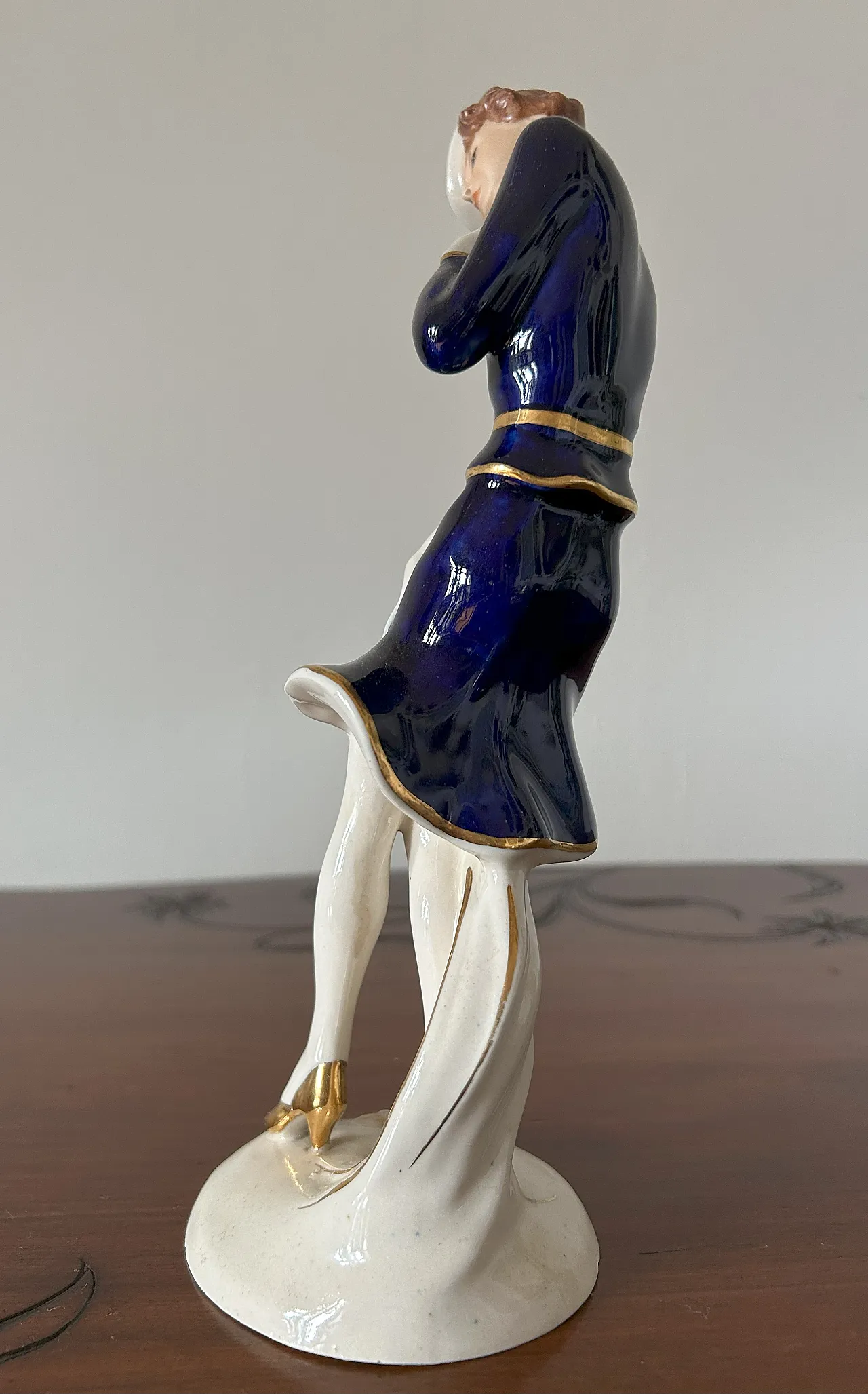 Artisan Statuina Decò depicting female figure by Royal Dux, 30s 7