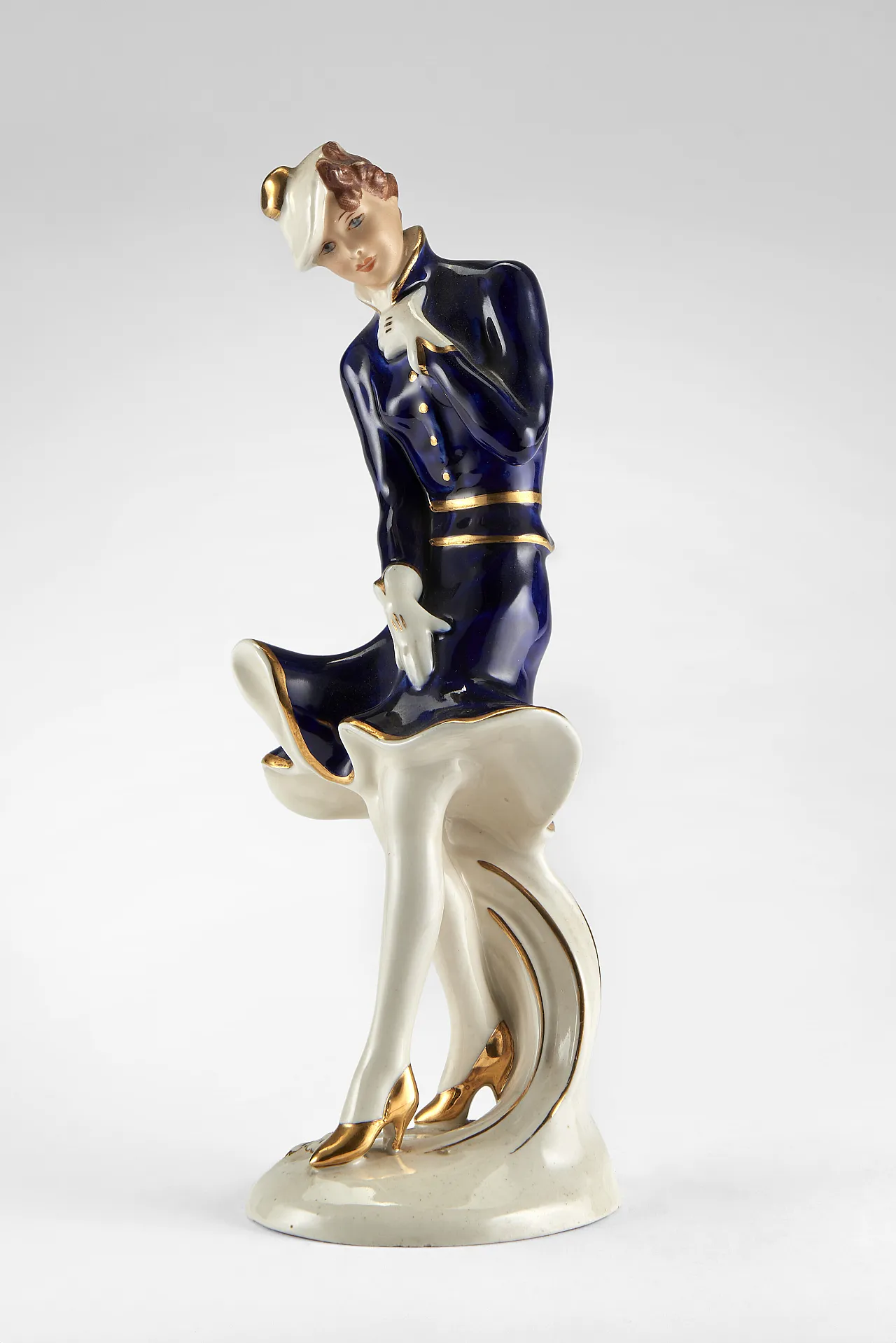 Artisan Statuina Decò depicting female figure by Royal Dux, 30s 8