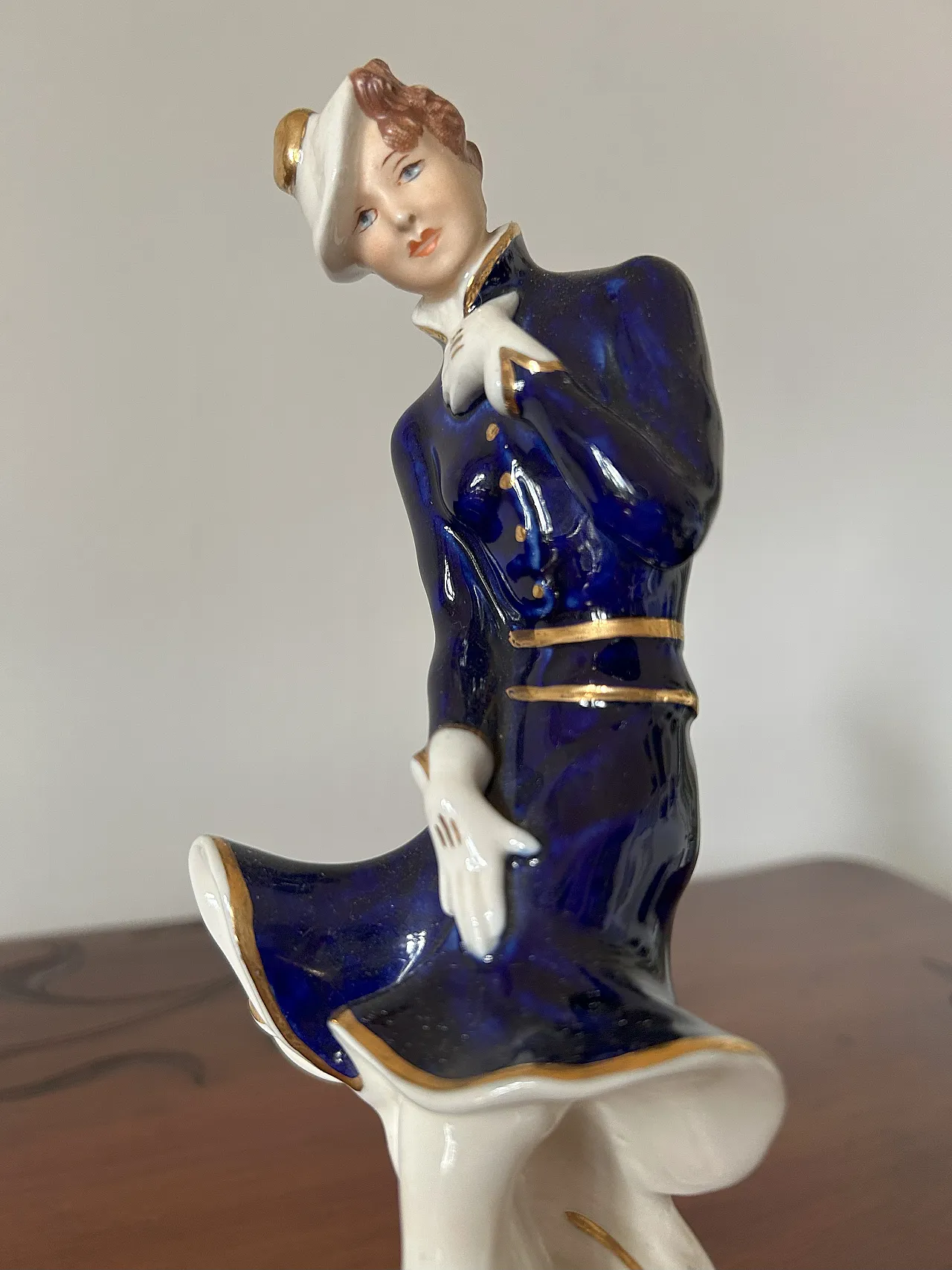 Artisan Statuina Decò depicting female figure by Royal Dux, 30s 9