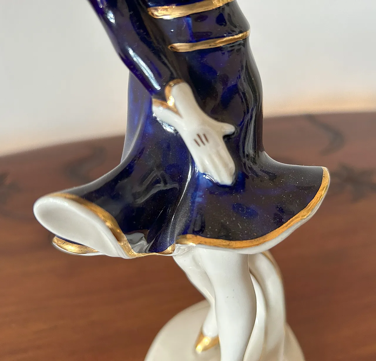 Artisan Statuina Decò depicting female figure by Royal Dux, 30s 12