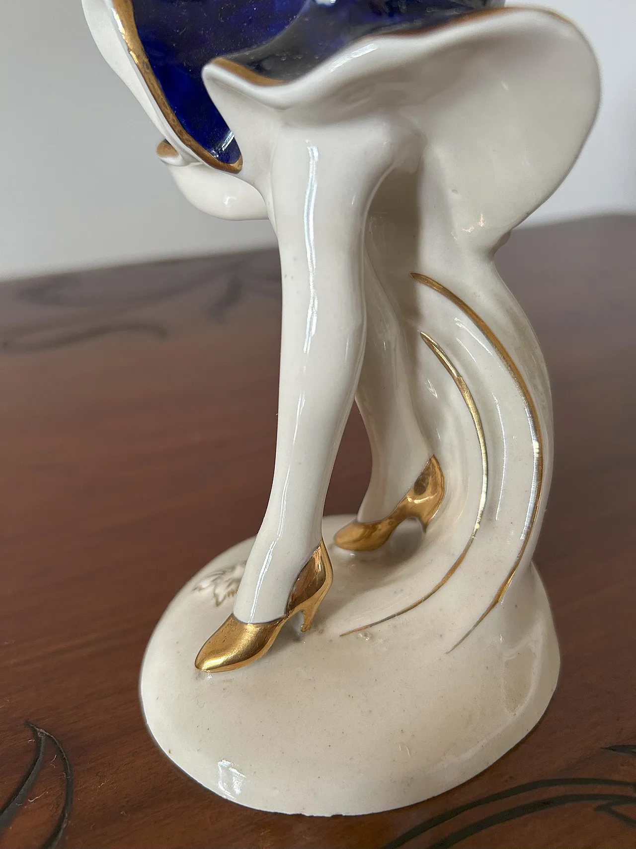 Artisan Statuina Decò depicting female figure by Royal Dux, 30s 13