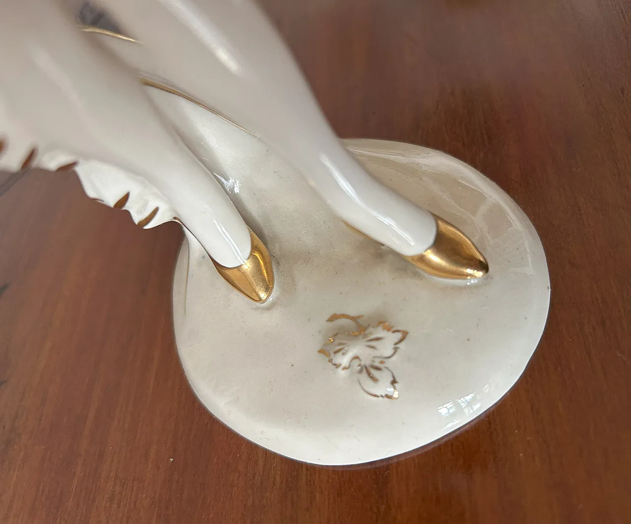 Artisan Statuina Decò depicting female figure by Royal Dux, 30s 14