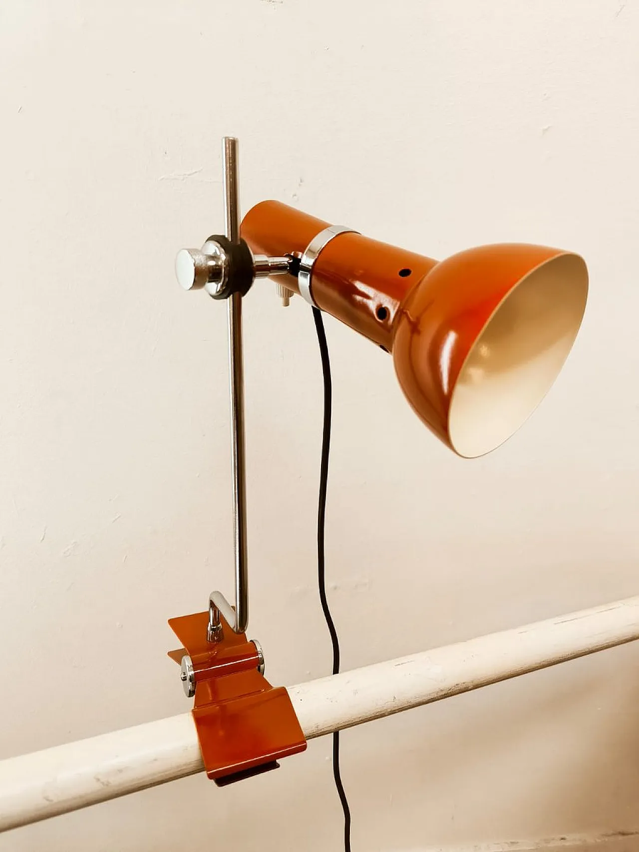 Red metal clamp lamp, 1960s 1