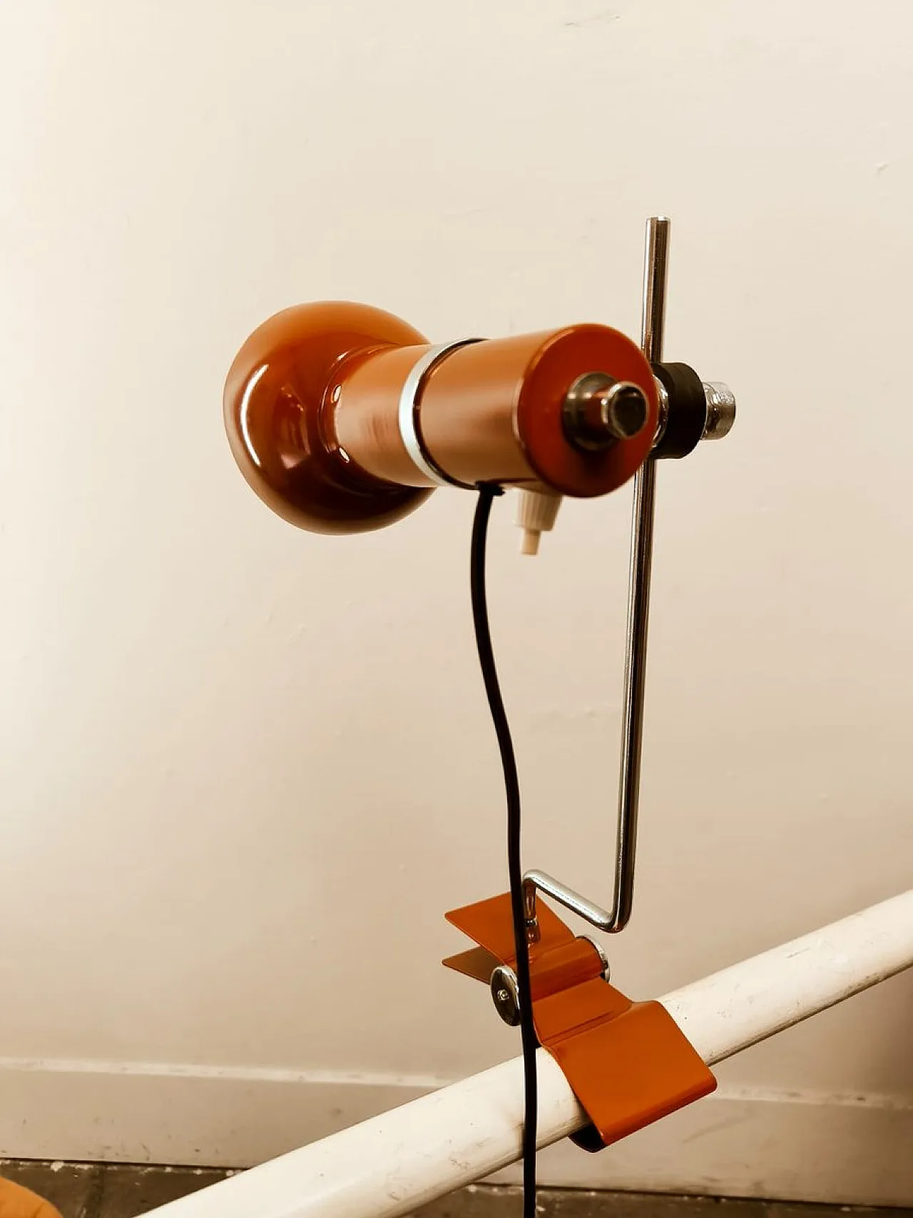Red metal clamp lamp, 1960s 6