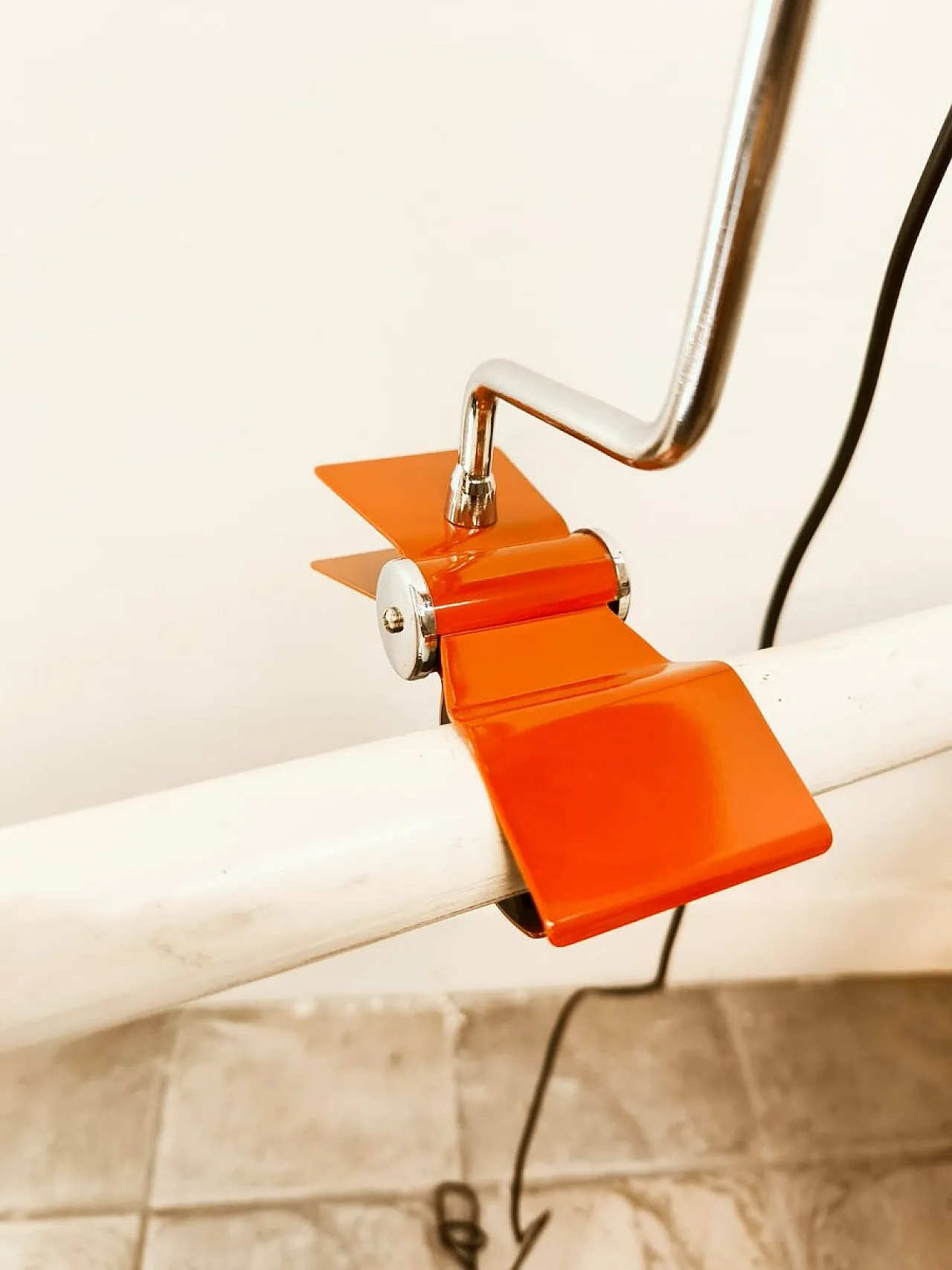 Red metal clamp lamp, 1960s 7