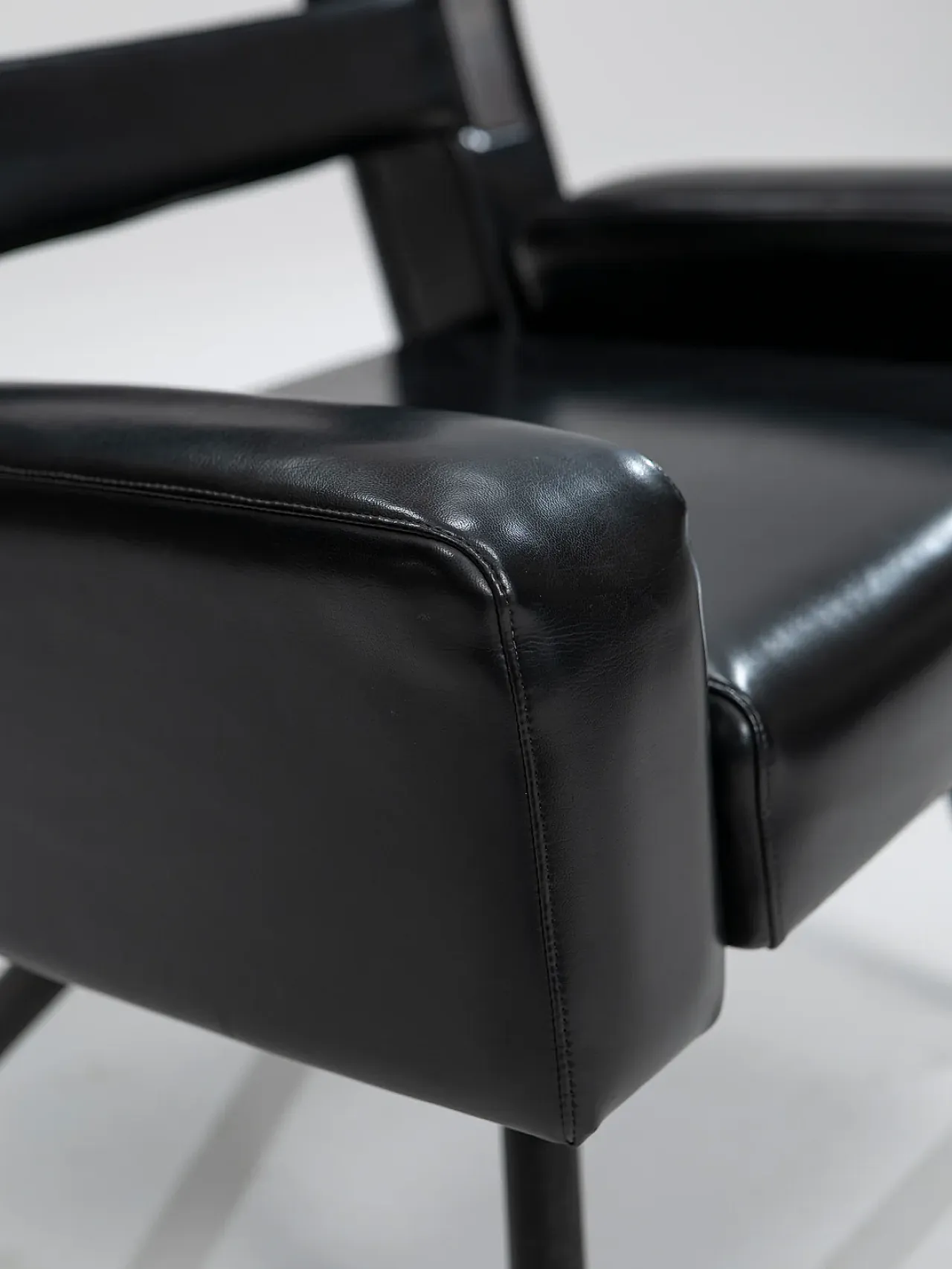 Leatherette armchair, 1980s 10