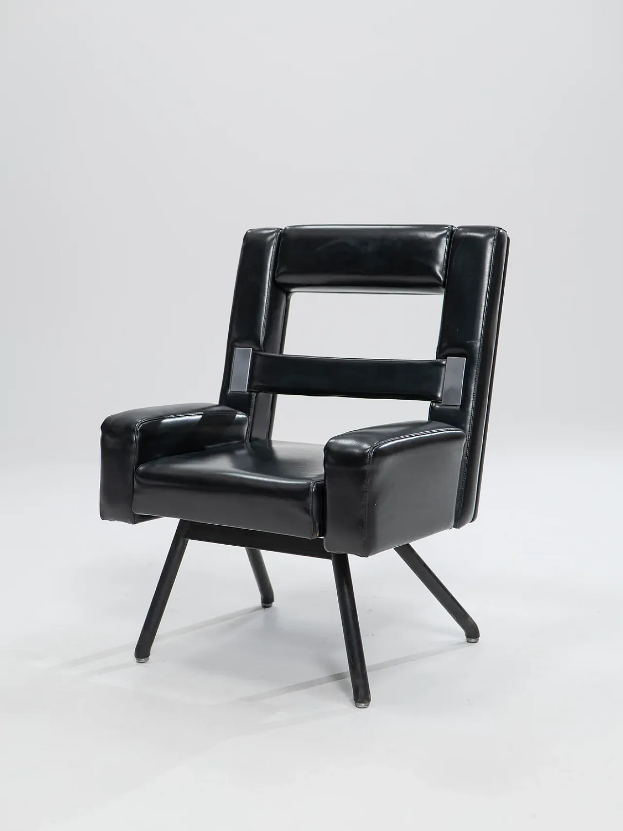 Leatherette armchair, 1980s 12