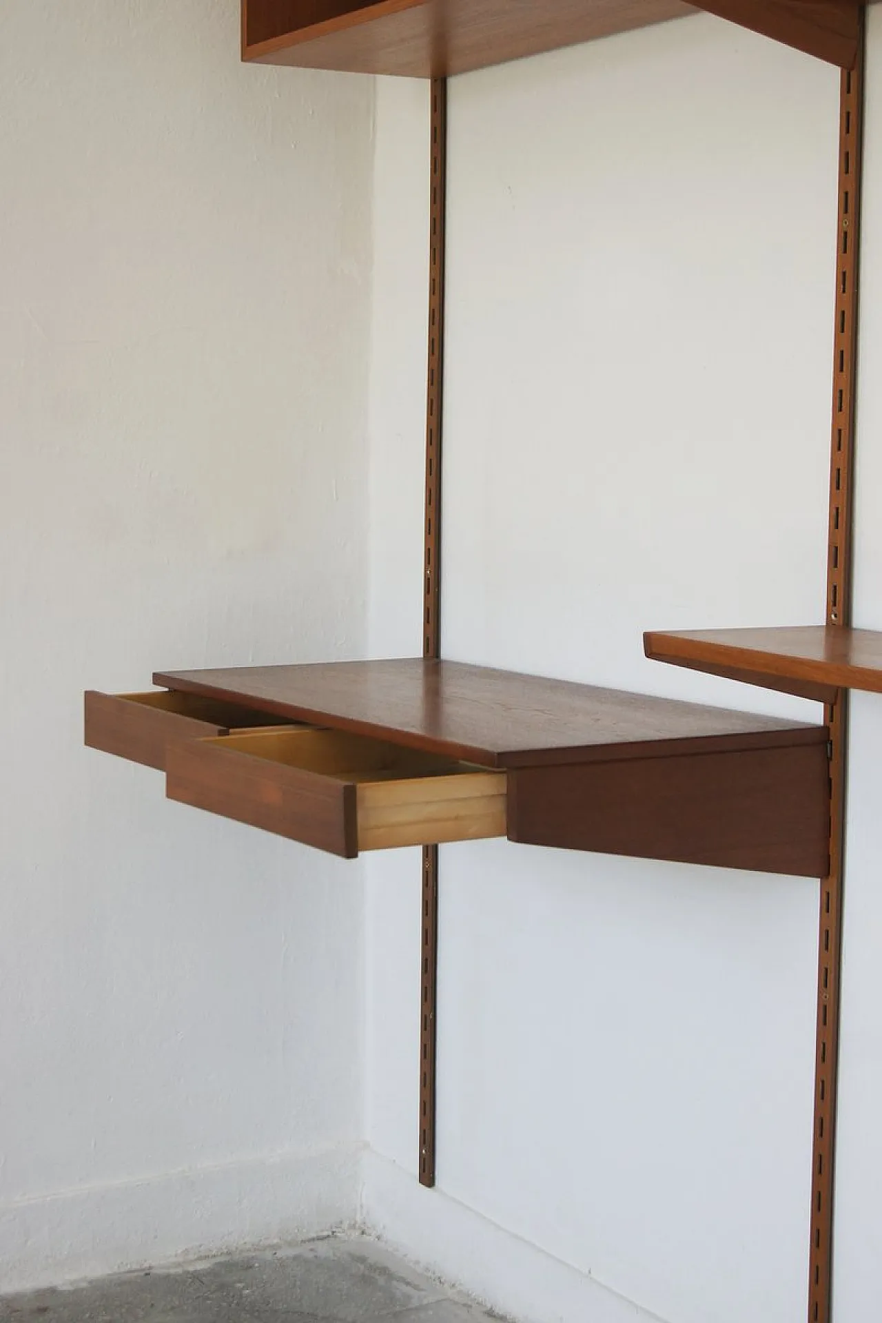 Mensole e scrivania di Kai Kristiansen per FM Mobler, anni '60 14