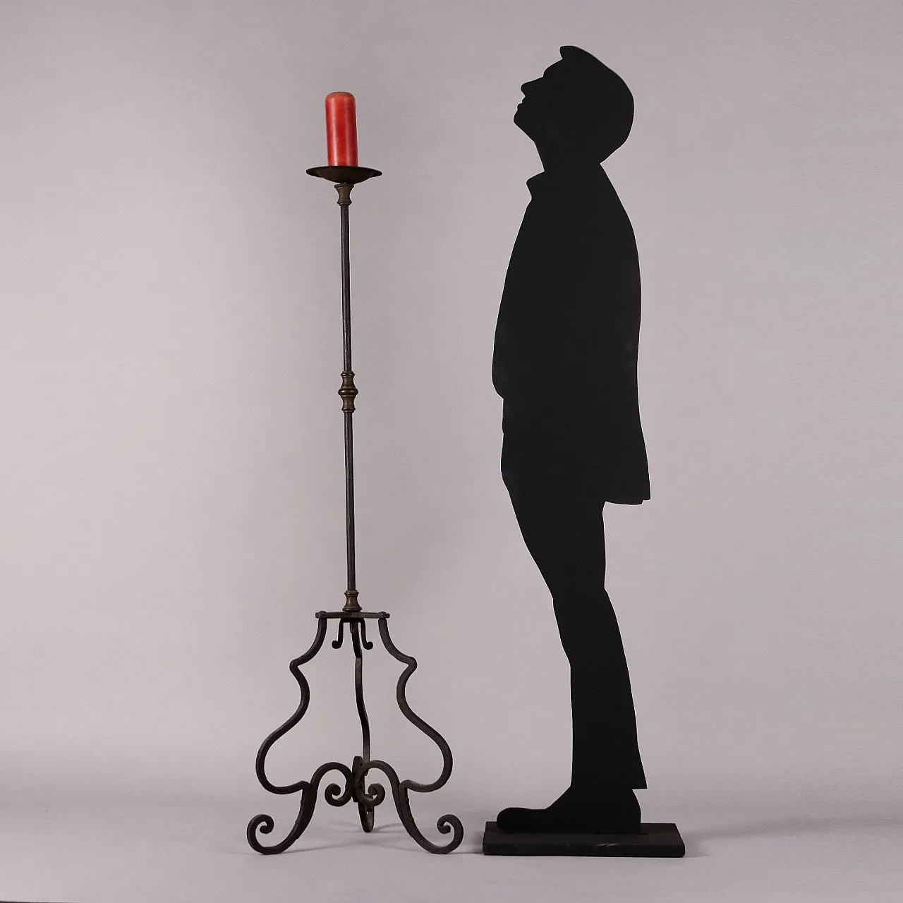 Wrought iron torch holder with gilded bronze details 2