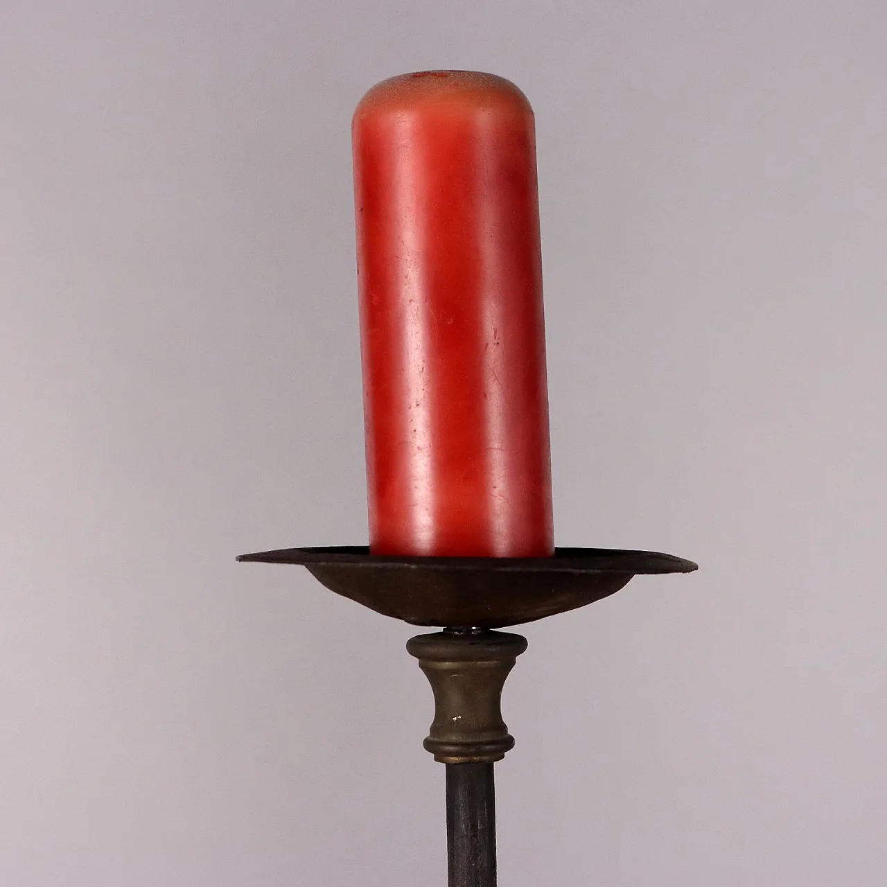 Wrought iron torch holder with gilded bronze details 3