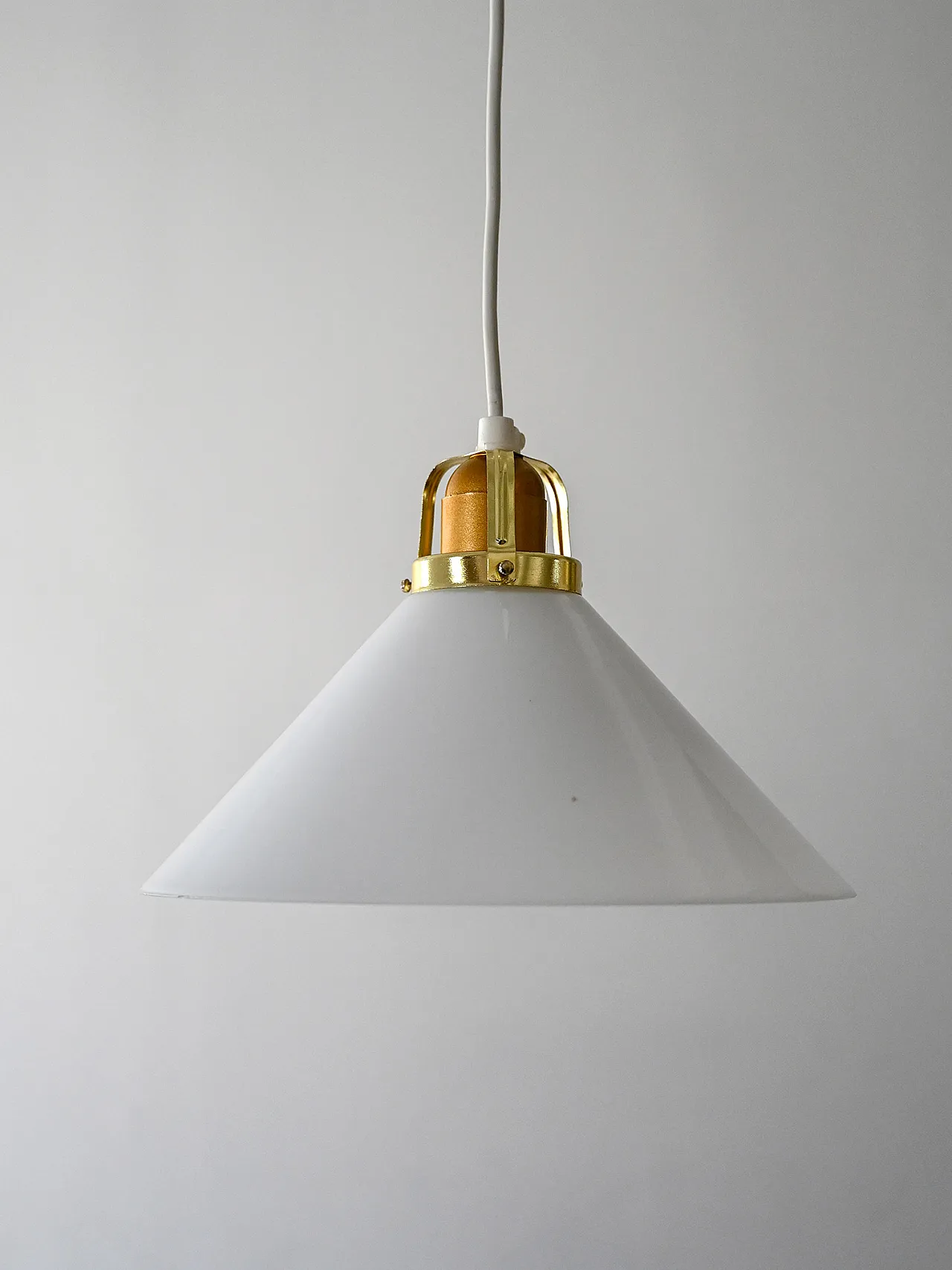 Lampada a sospensione scandinava in vetro e ottone, anni ’50 1