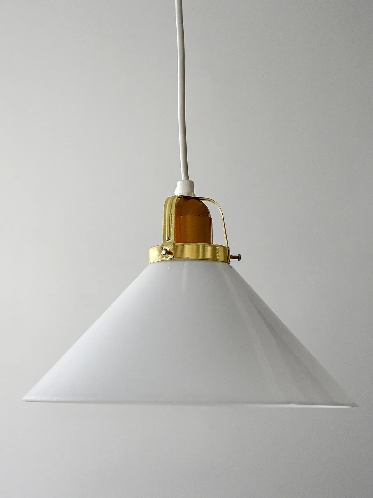 Lampada a sospensione scandinava in vetro e ottone, anni ’50 3