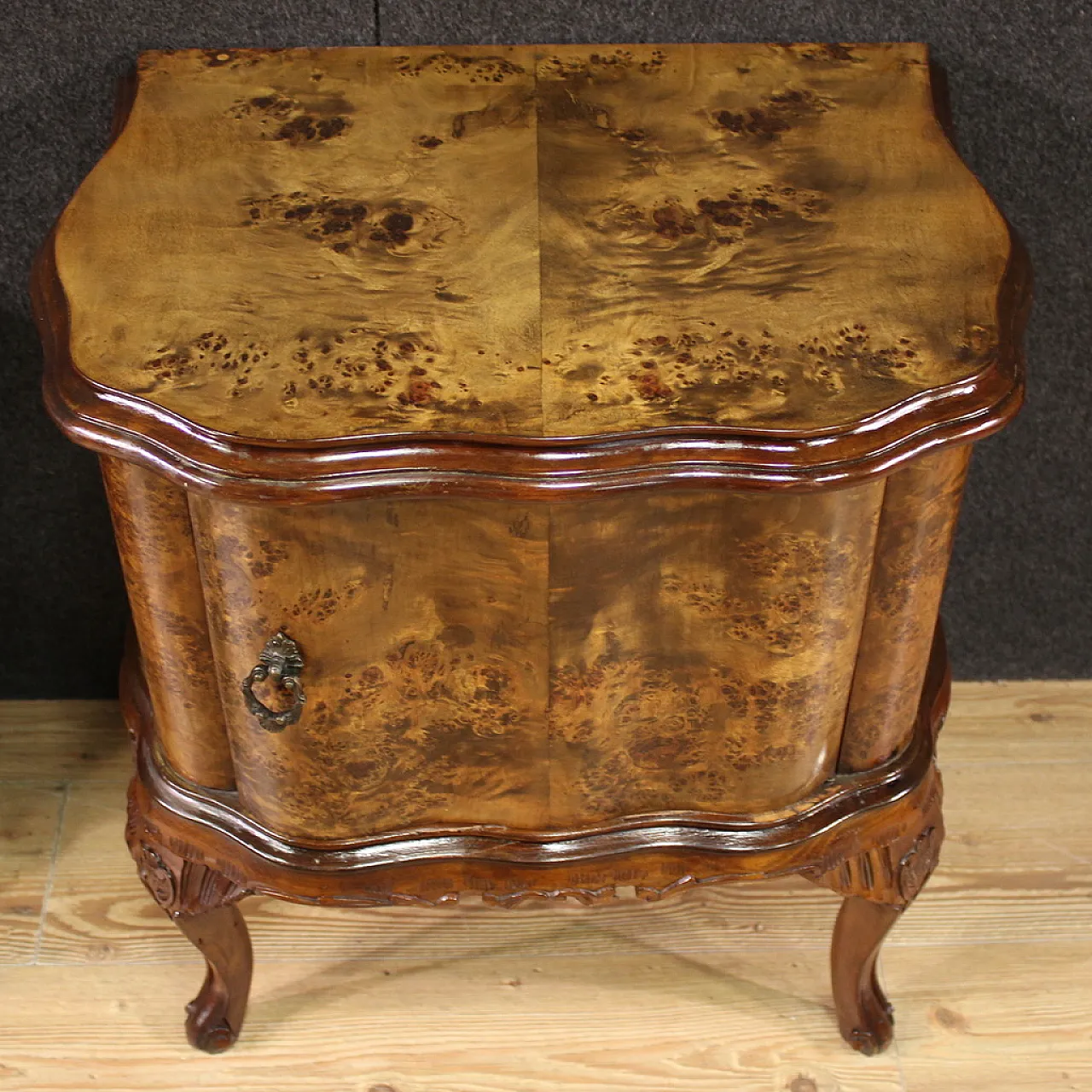 Pair of bedside tables in antique style, 20th century 3