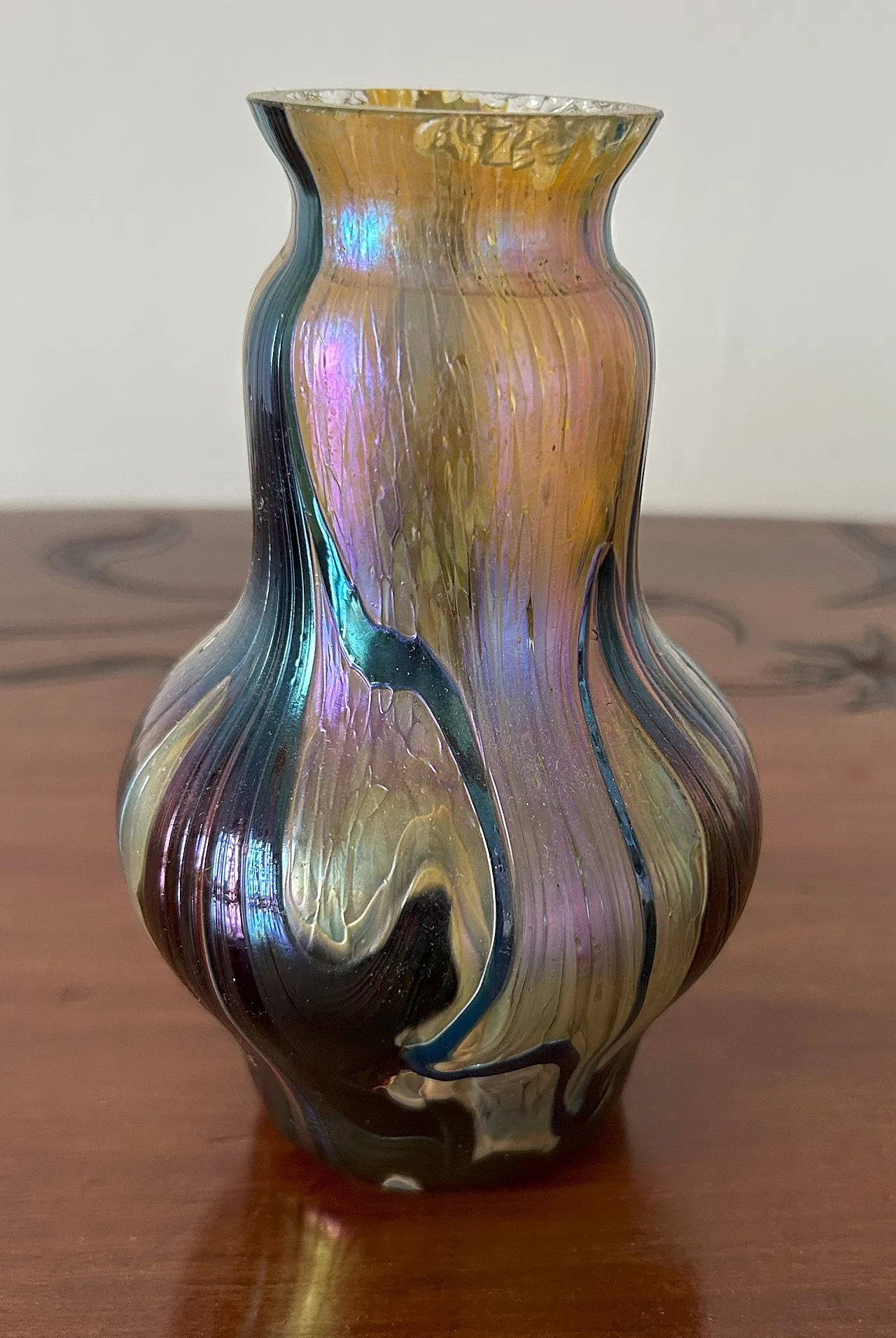 Vaso in vetro iridescente Art Nouveau, anni '20 2