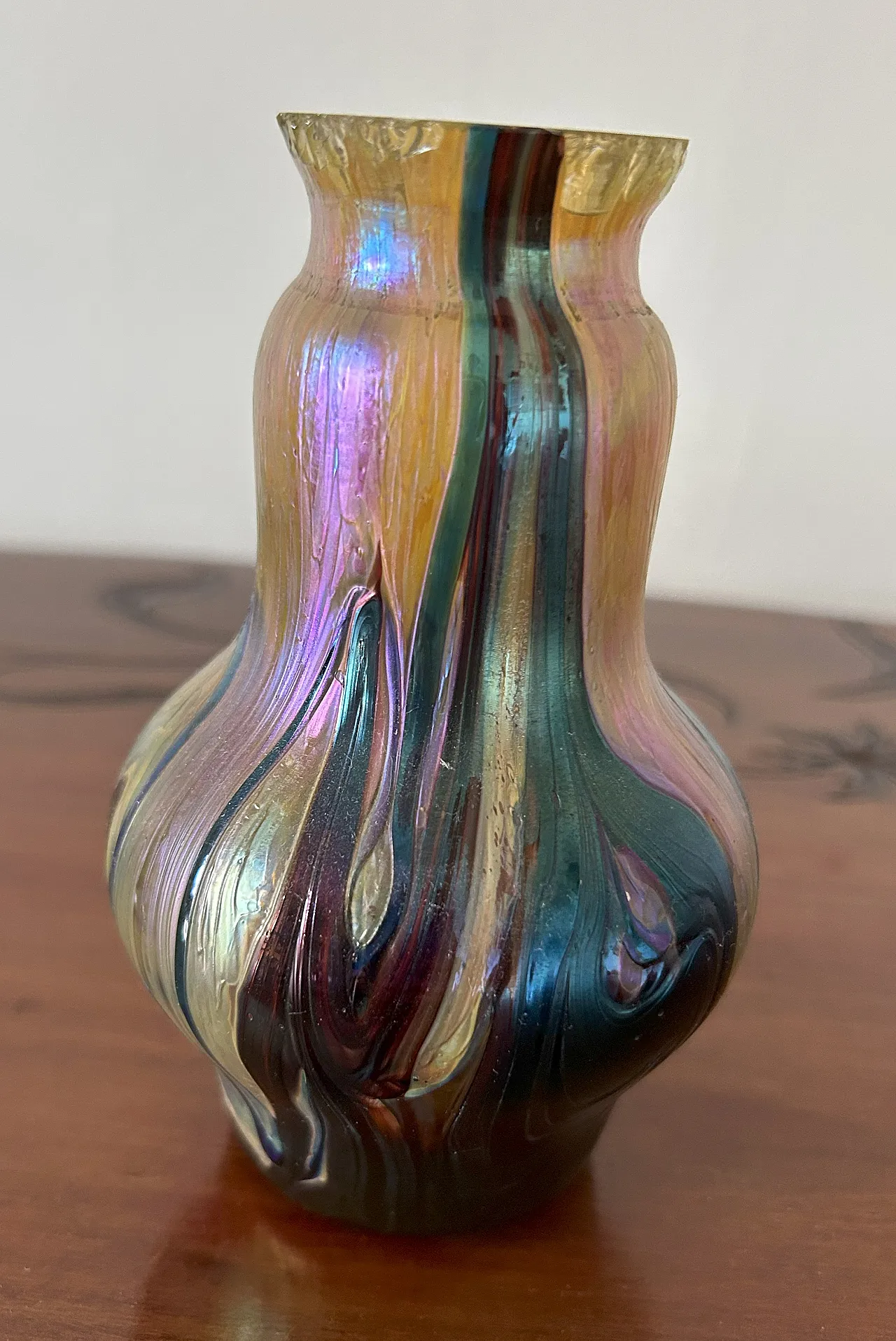 Vaso in vetro iridescente Art Nouveau, anni '20 3