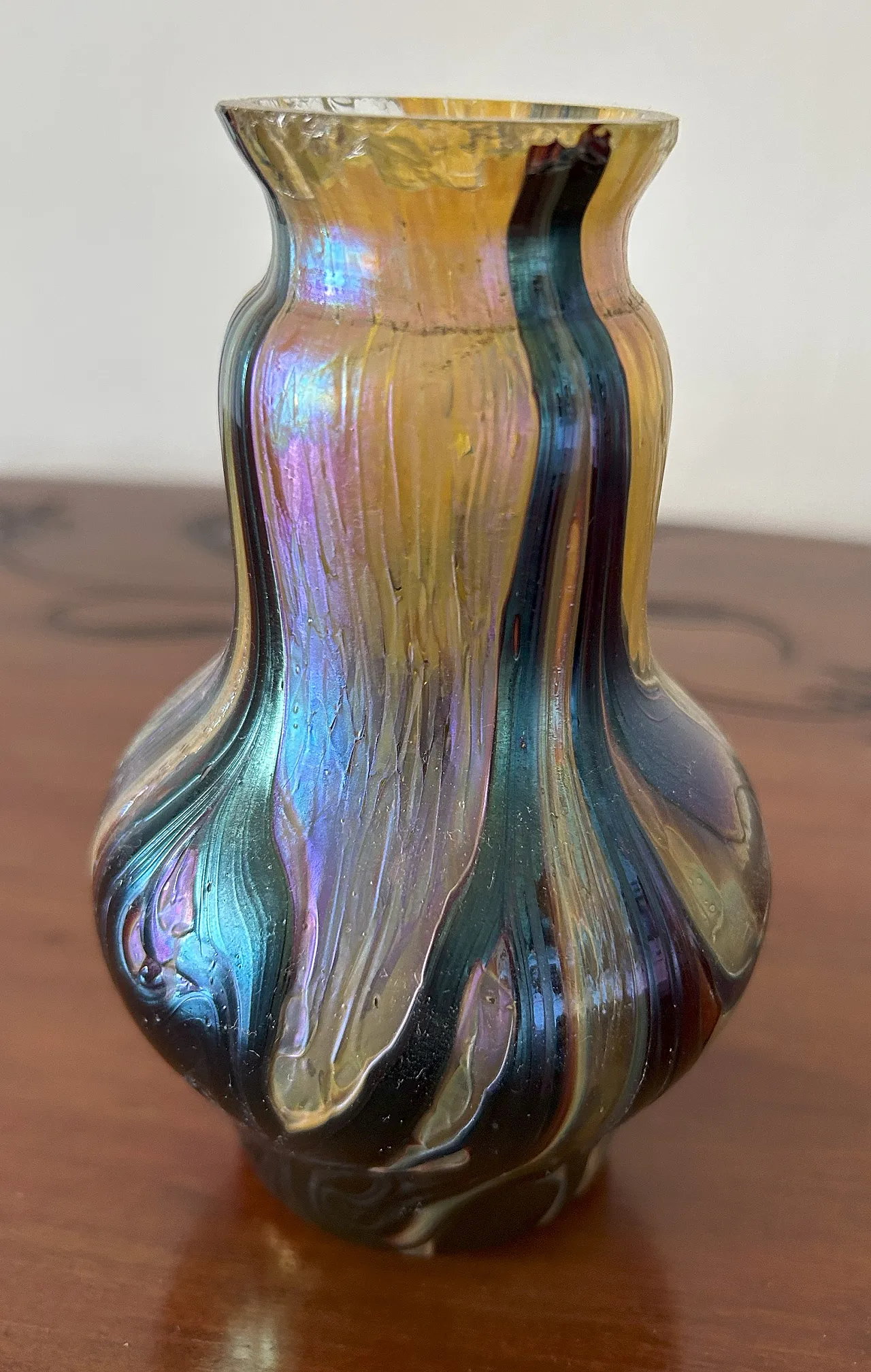 Vaso in vetro iridescente Art Nouveau, anni '20 4