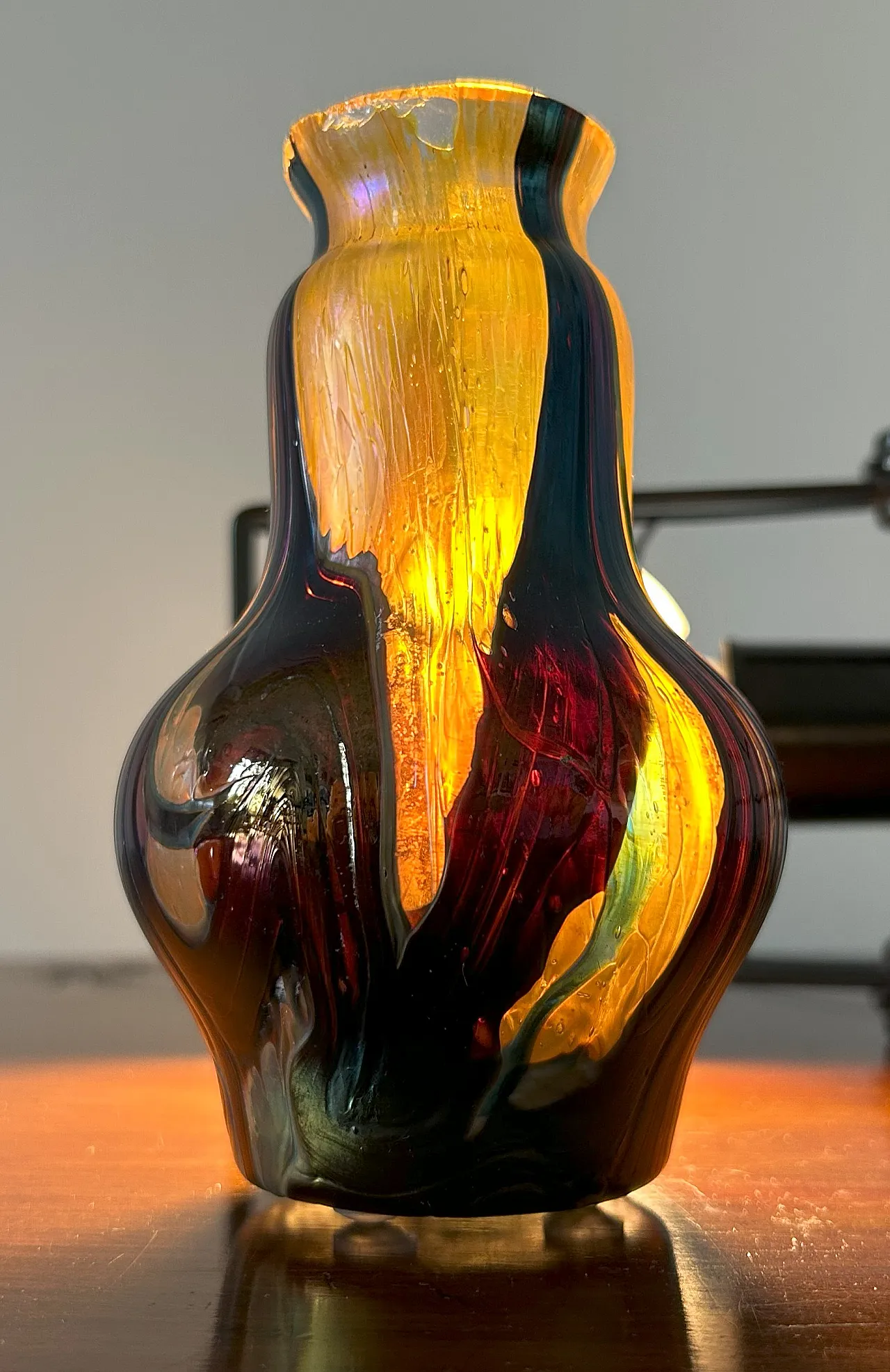 Vaso in vetro iridescente Art Nouveau, anni '20 9