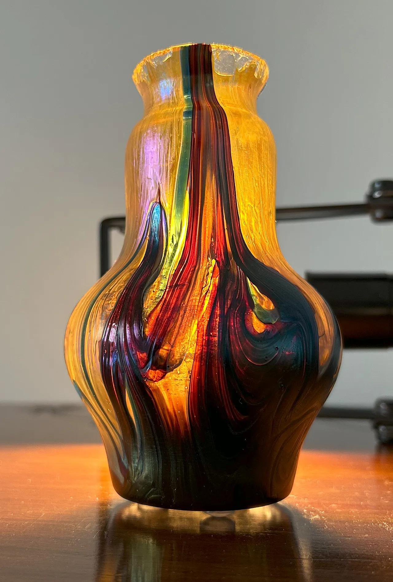 Vaso in vetro iridescente Art Nouveau, anni '20 12