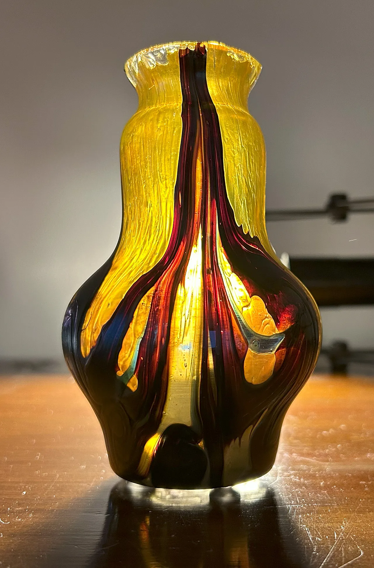 Vaso in vetro iridescente Art Nouveau, anni '20 14