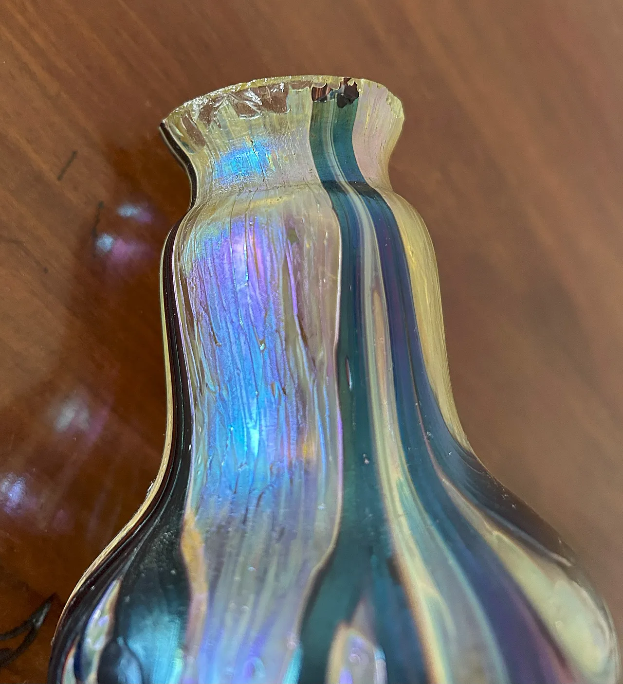 Vaso in vetro iridescente Art Nouveau, anni '20 22