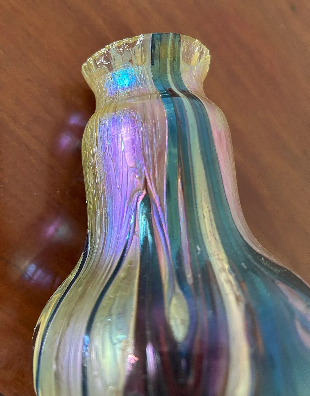 Vaso in vetro iridescente Art Nouveau, anni '20 23