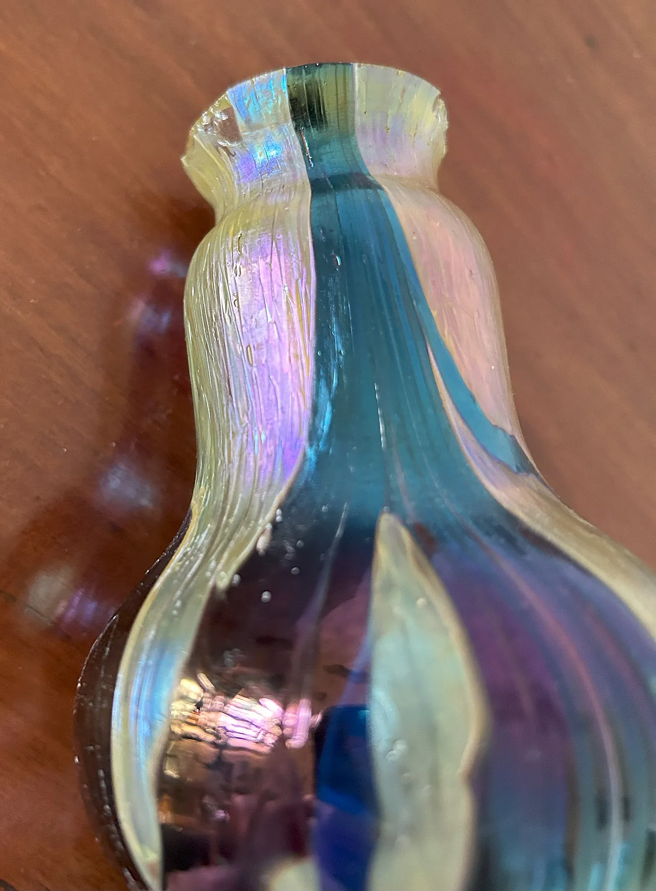 Vaso in vetro iridescente Art Nouveau, anni '20 25