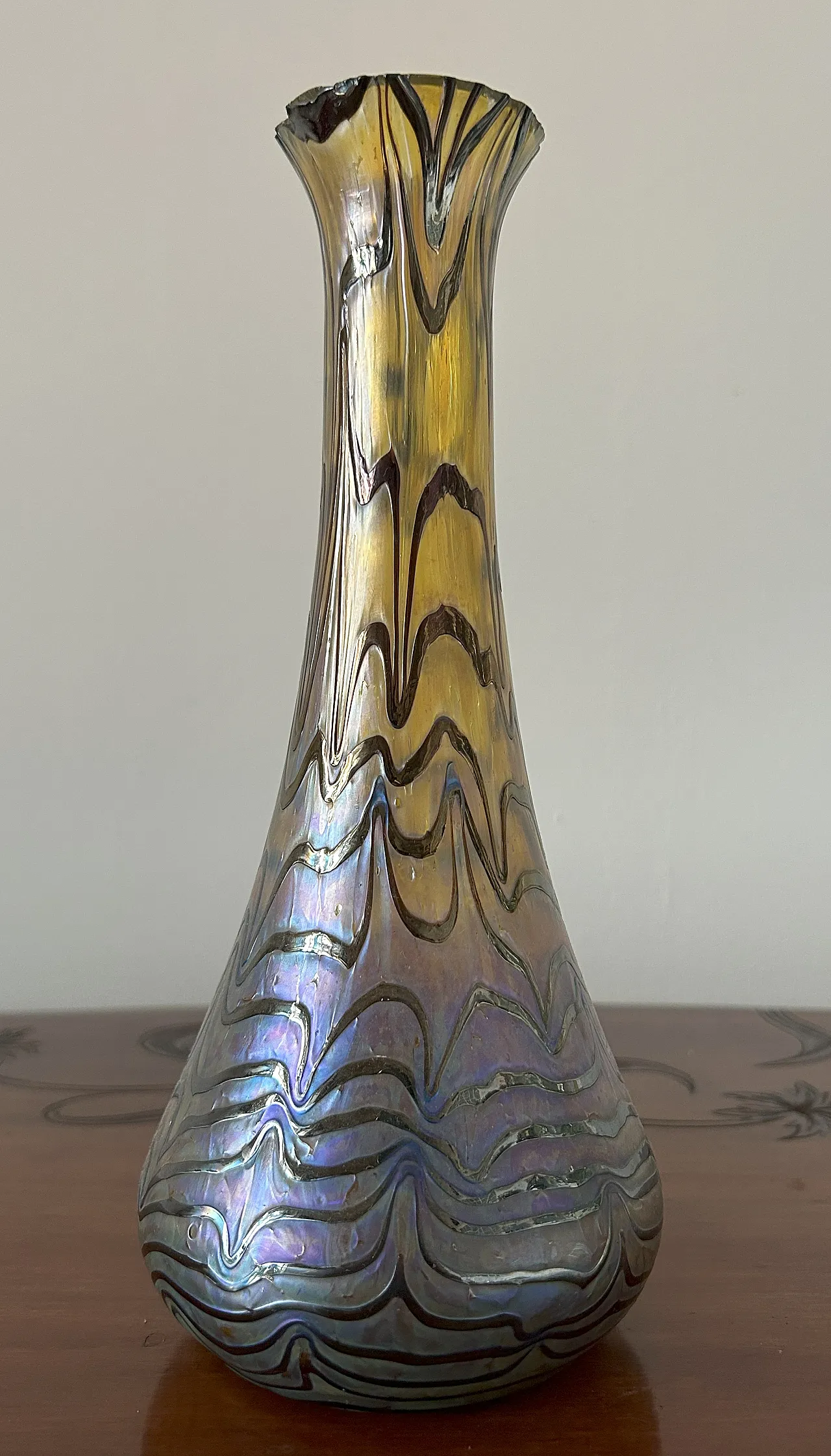 Vaso in vetro iridescente Art Nouveau, anni '20 3