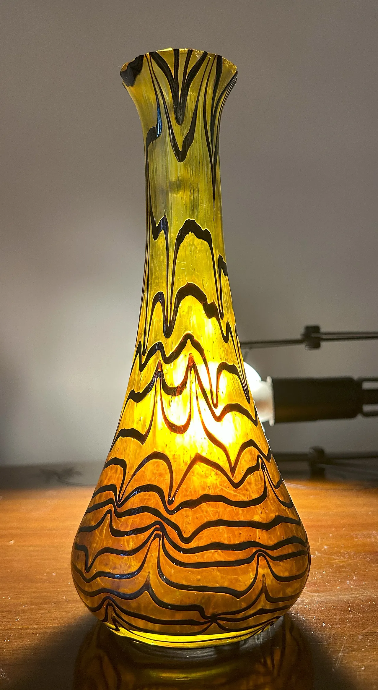 Vaso in vetro iridescente Art Nouveau, anni '20 5